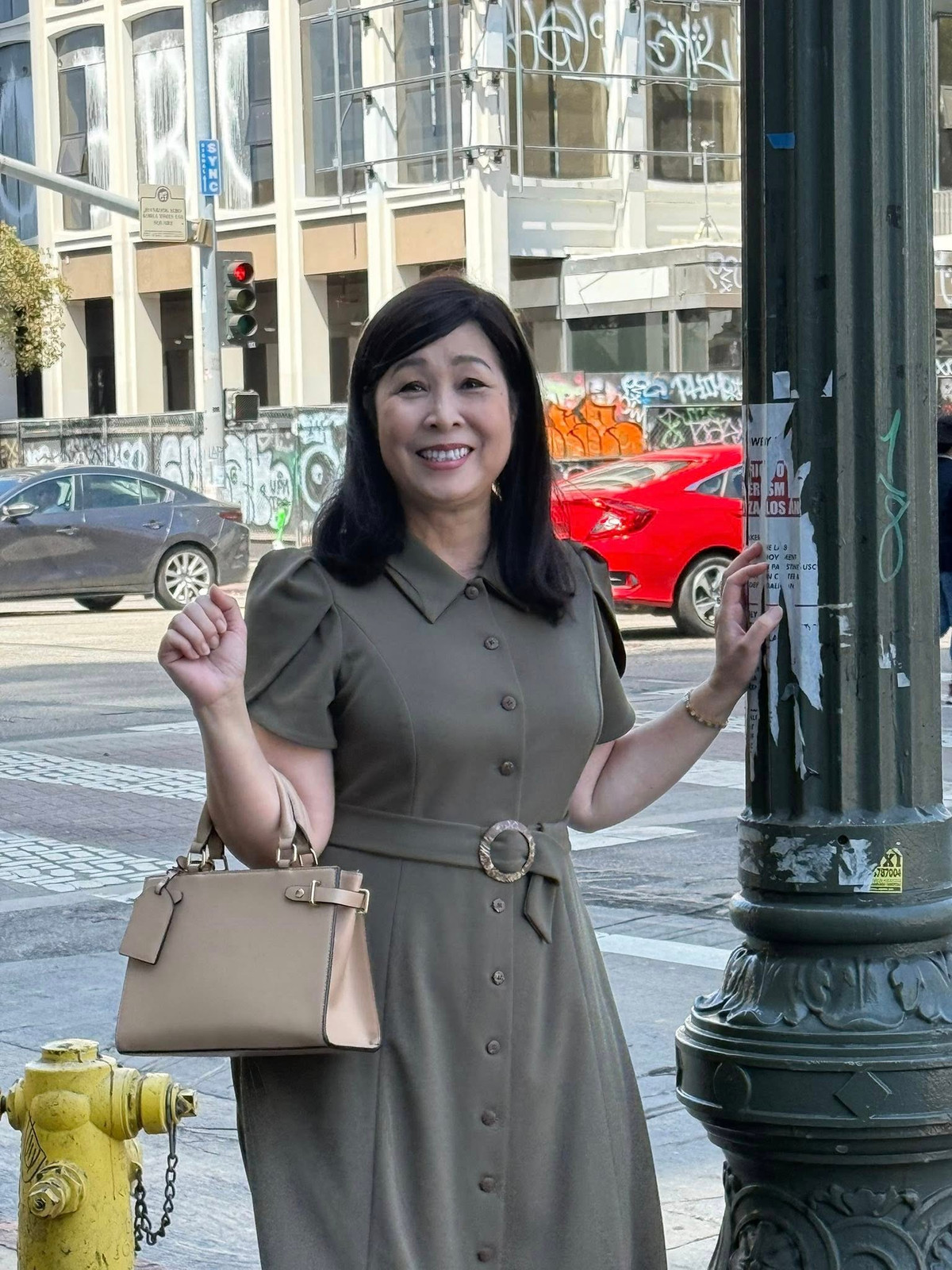 Tin tức sao Việt 13/9: Nghệ sĩ Hồng Vân diện trang phục thanh lịch xuống phố, được khen trẻ trung. Ảnh: FB Hồng Vân