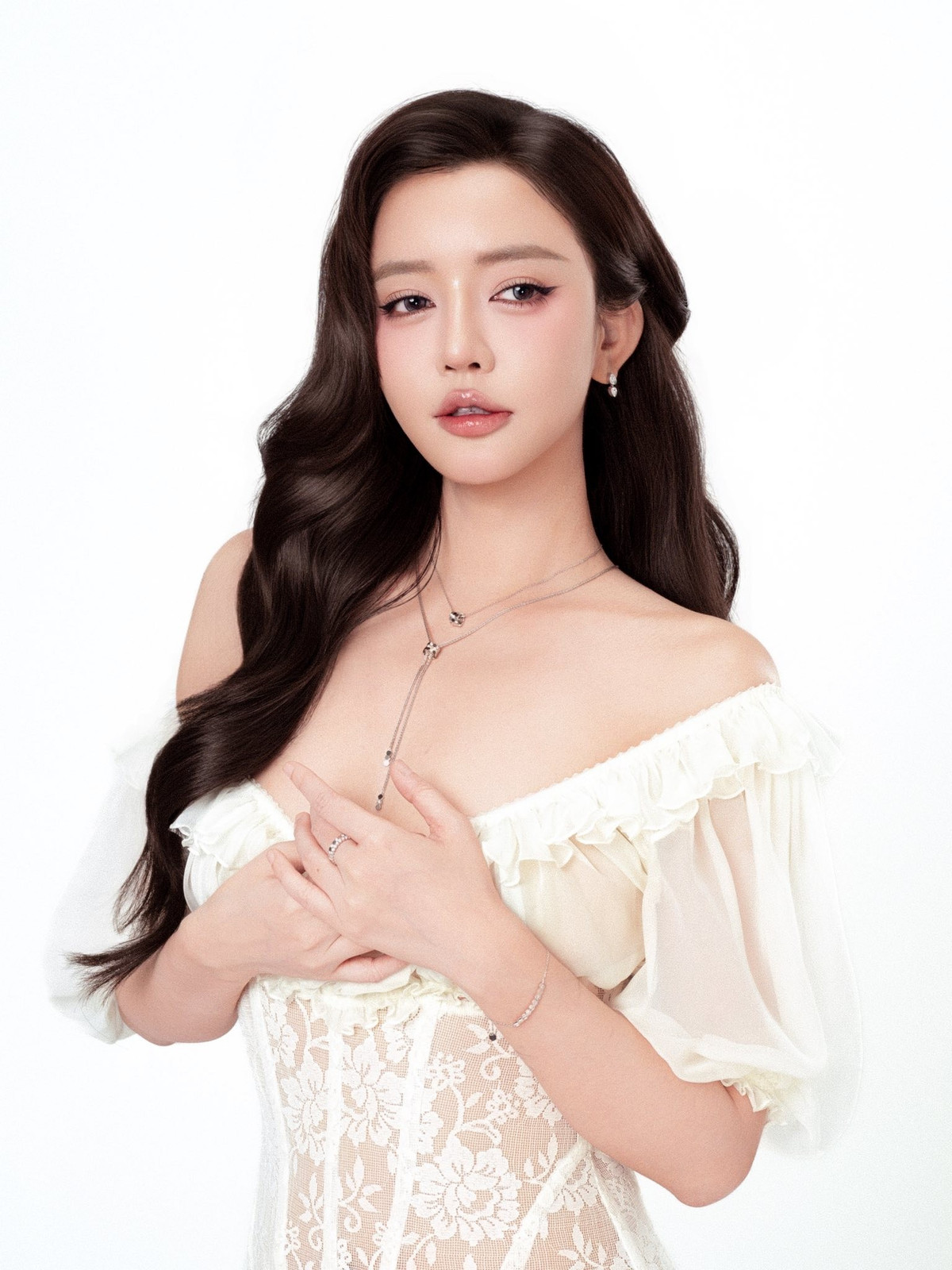 Đến năm 2014, Bích Phương bất ngờ xuất hiện với diện mạo khác lạ, đặc biệt là phần sống mũi cao và gương mặt thanh thoát hơn. Sự thay đổi này khiến cô vướng nhiều nghi vấn phẫu thuật thẩm mỹ. Tuy nhiên, trong suốt một thời gian dài, nữ ca sĩ vẫn giữ im lặng trước những đồn đoán từ phía công chúng.