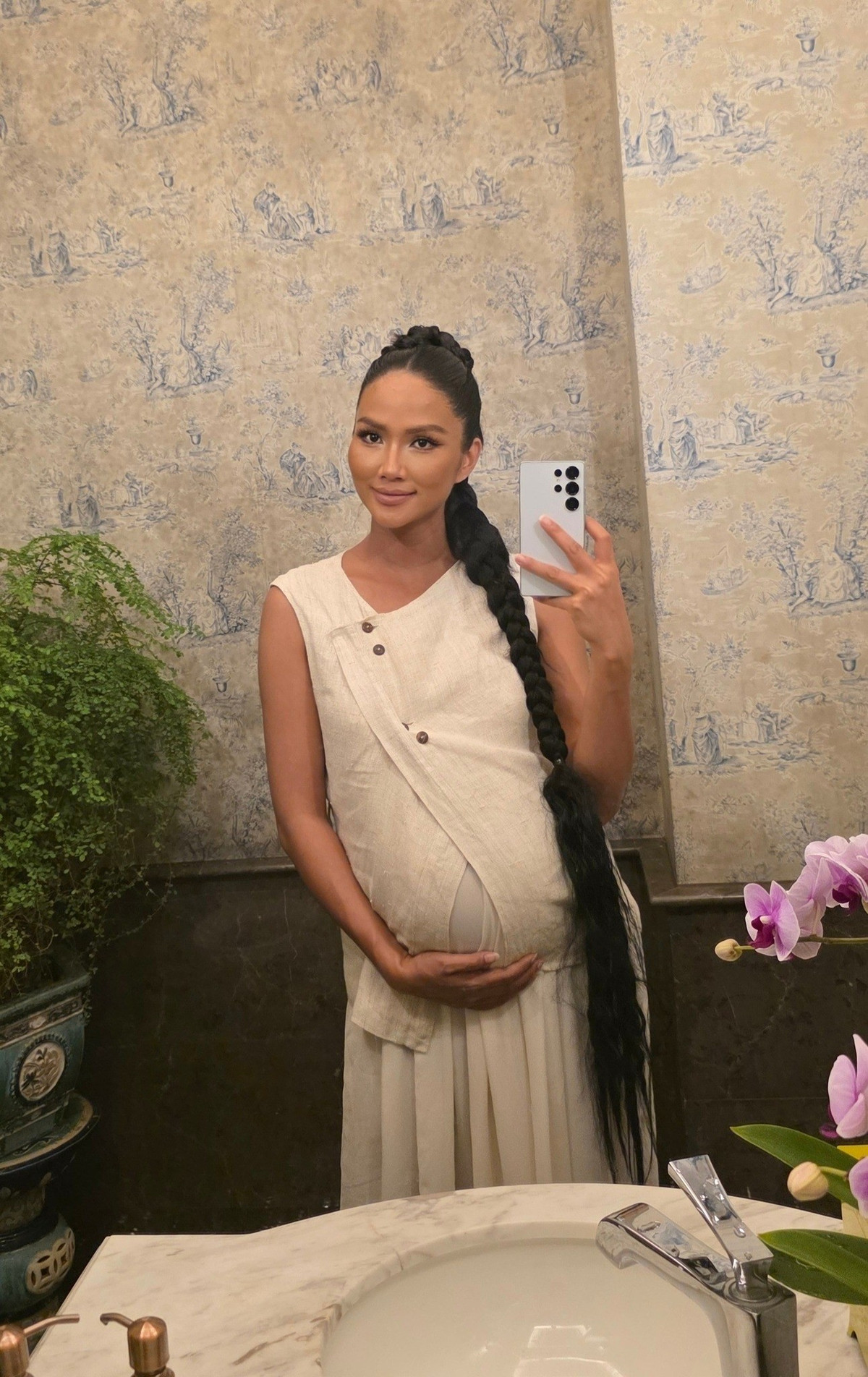 Dù bụng bầu ngày một lớn, nàng hậu vẫn xuất hiện đầy năng lượng trong hàng loạt hoạt động: từ dự sự kiện, ngồi ghế giám khảo, quảng bá thương hiệu, ... Ảnh: FB H’Hen Niê