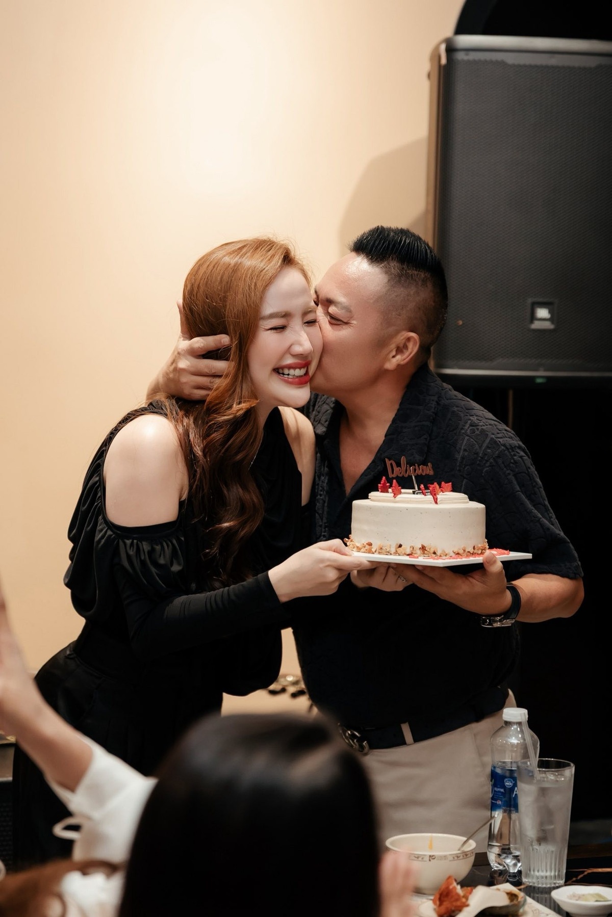 Bảo Thy cười 'tít mắt' khi được ông xã tổ chức sinh nhật hoành tráng. Ảnh: FB Bảo Thy