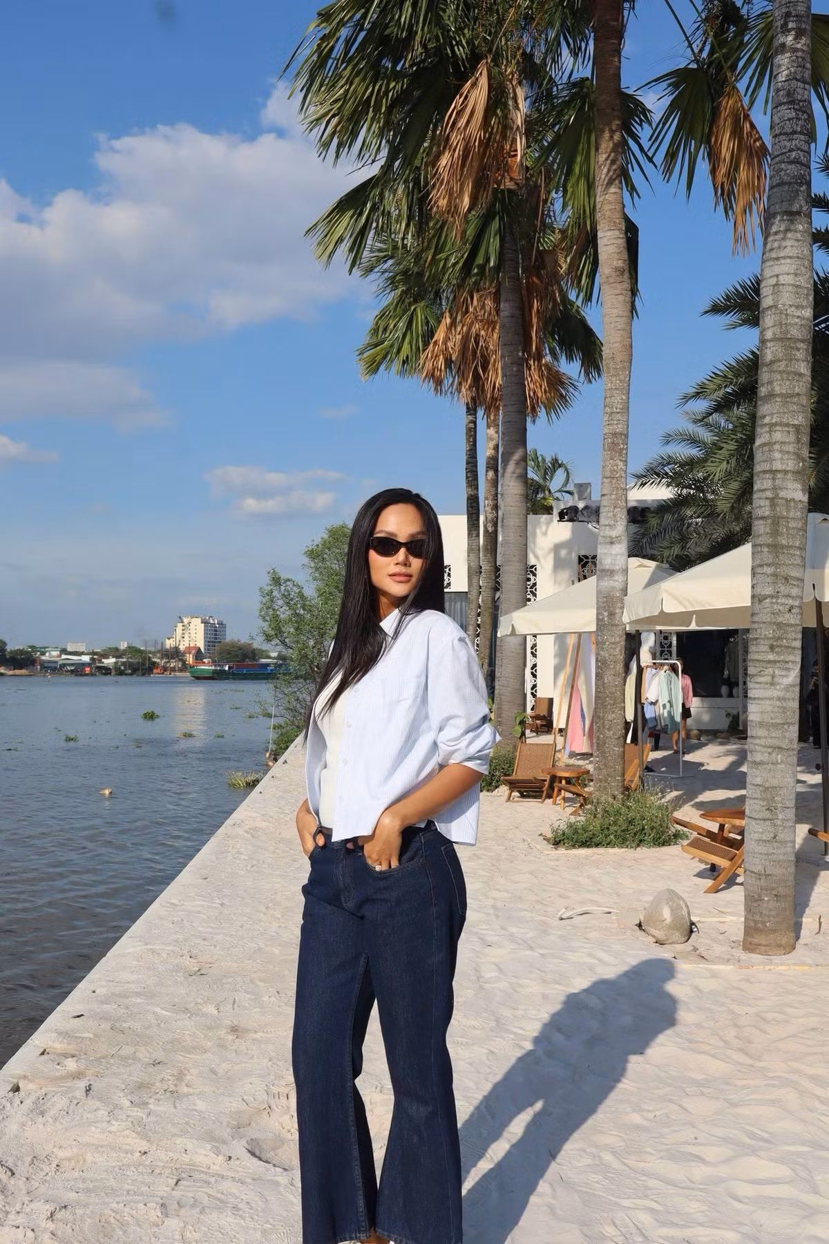 Mỗi lần tái xuất, nàng hậu đều nhận về nhiều lời khen ngợi từ công chúng với danh xưng “gái một con trông mòn con mắt”, đặc biệt là vóc dáng thon gọn và thần thái rạng rỡ sau sinh.