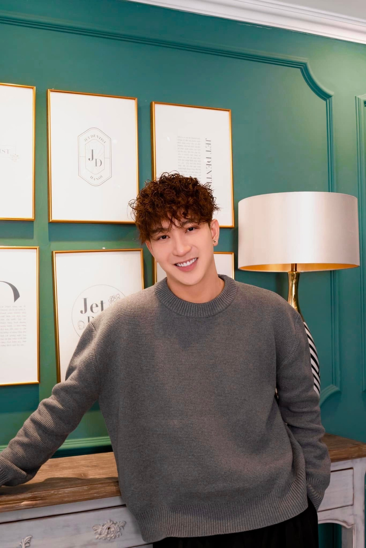 Dù không quá ồn ào nhưng anh vẫn được khán giả nhớ đến với hình ảnh nam diễn viên điển trai, có lối diễn xuất tự nhiên. Ảnh: FB B Trần