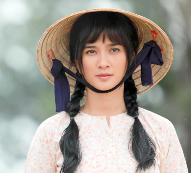 Kim Tuyến cũng khiến nhiều người bất ngờ bởi nhan sắc gần như không thay đổi dù đã bước vào tuổi 37. Điều đáng nói là khi xuất hiện với gương mặt ít son phấn, cô vẫn giữ được làn da mịn màng và thần thái rạng rỡ.