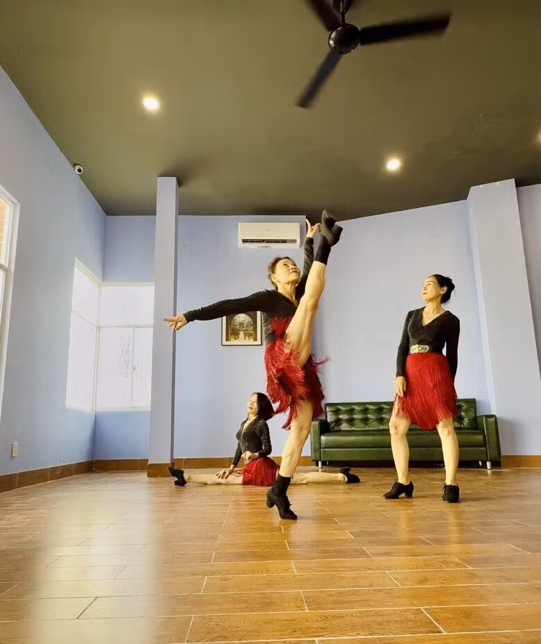 Không ngại thể hiện những động tác uyển chuyển, đầy quyến rũ, mẹ ruột Hồ Ngọc Hà cho thấy sự dẻo dai đáng nể dù đã bước vào tuổi U70.