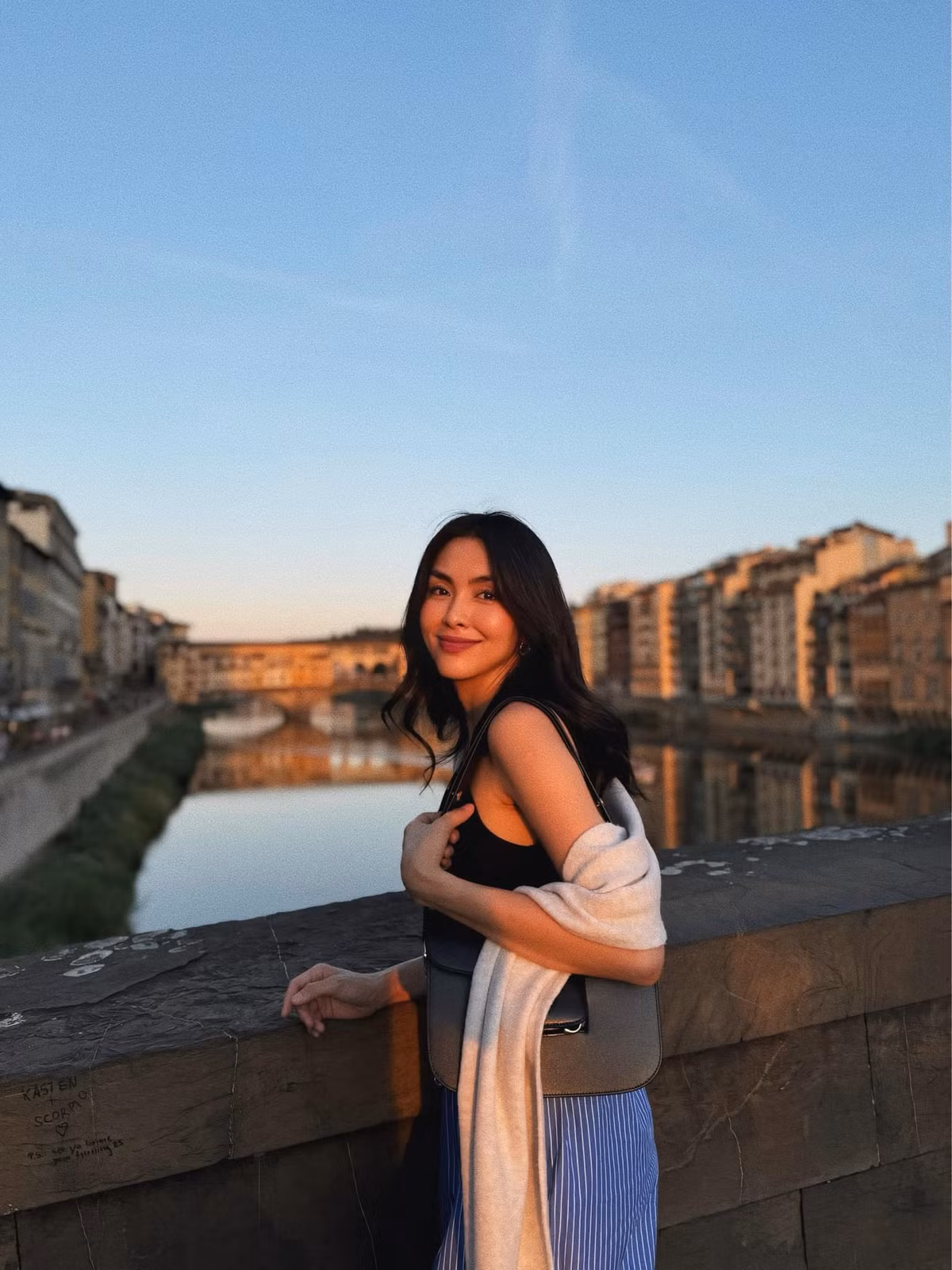 Gương mặt ít son phấn cùng phong cách tối giản càng làm nổi bật thần thái sang trọng, tinh tế của cô.