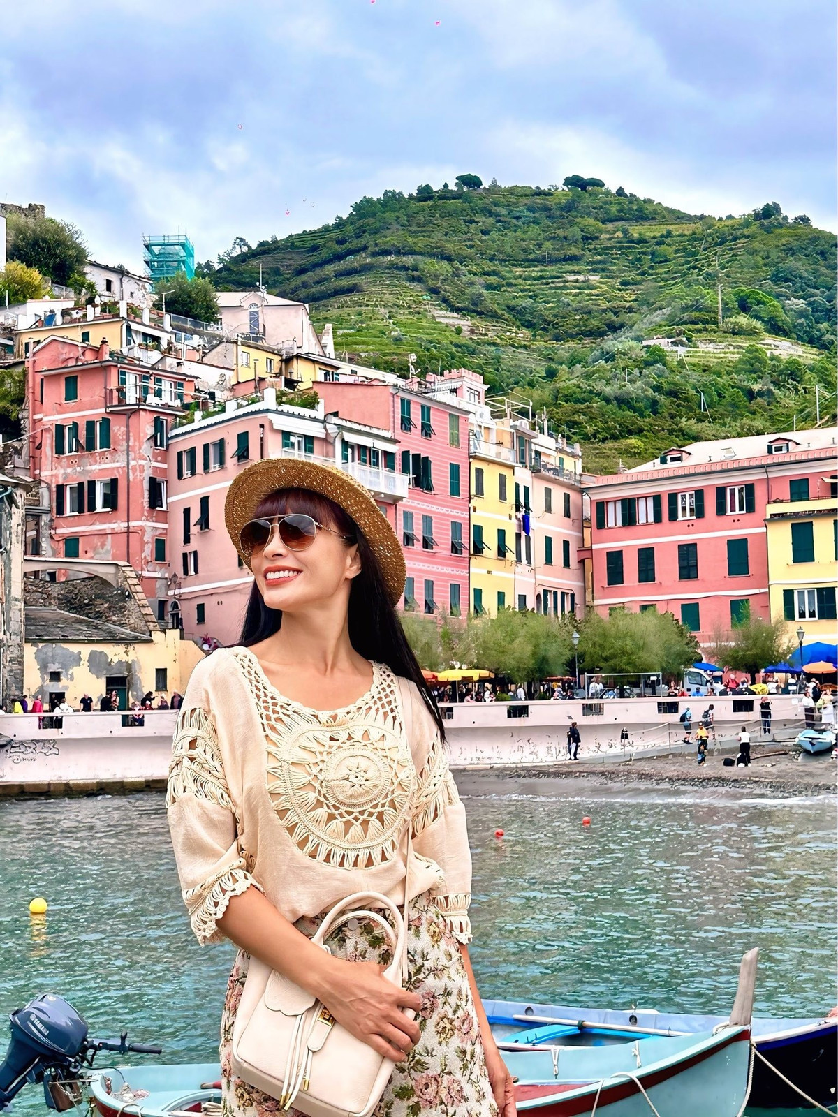 Cựu mẫu Thuý Hạnh tranh thủ khám phá cảnh đẹp Milan khi đưa con gái lớn đi nhập học. Ảnh: FB Bui Thuy Hanh