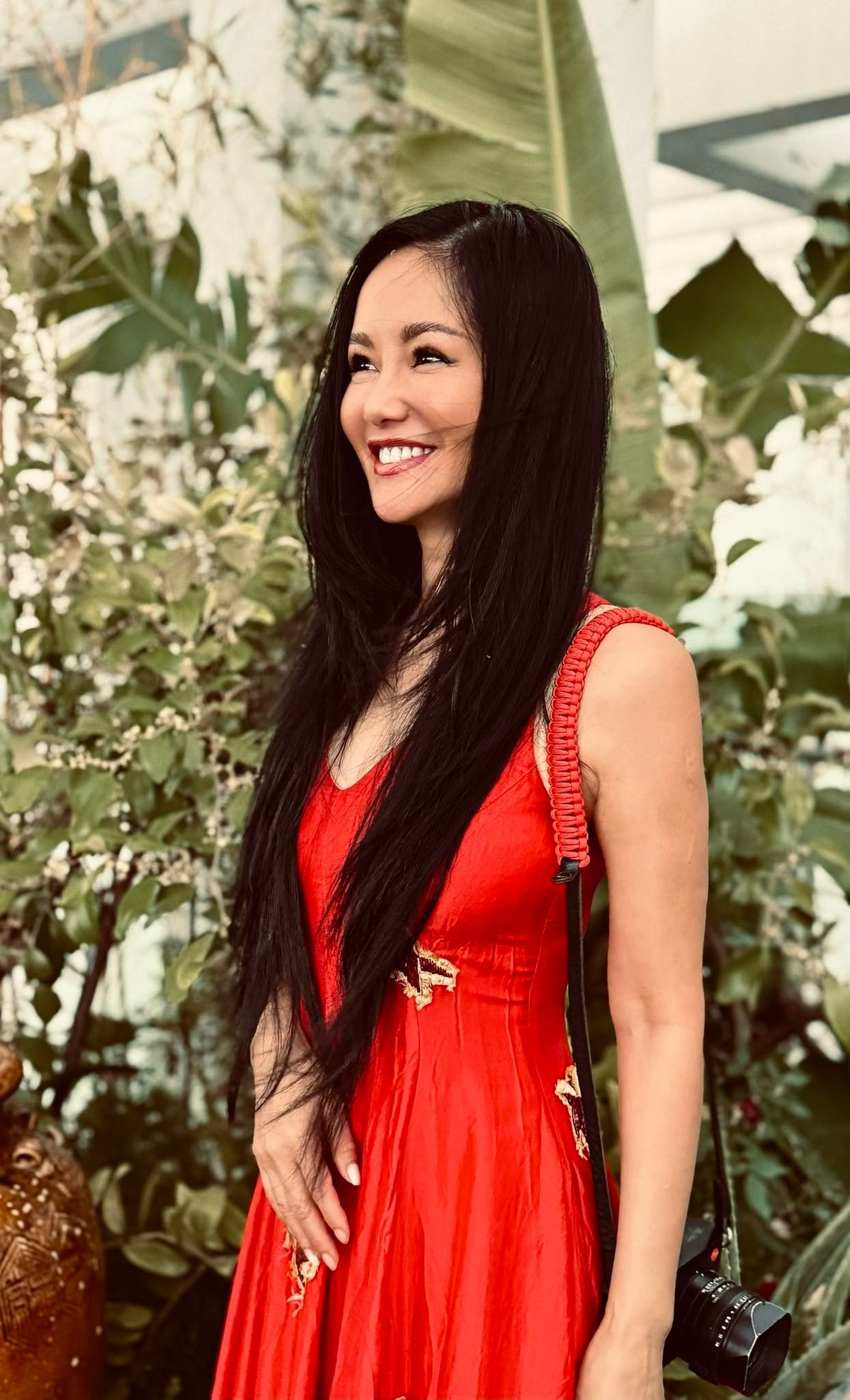 Diva Hồng Nhung tự hào diện lại chiếc đầm đỏ cũ cách đây gần 30 năm. Ảnh: FB Le Hong Nhung