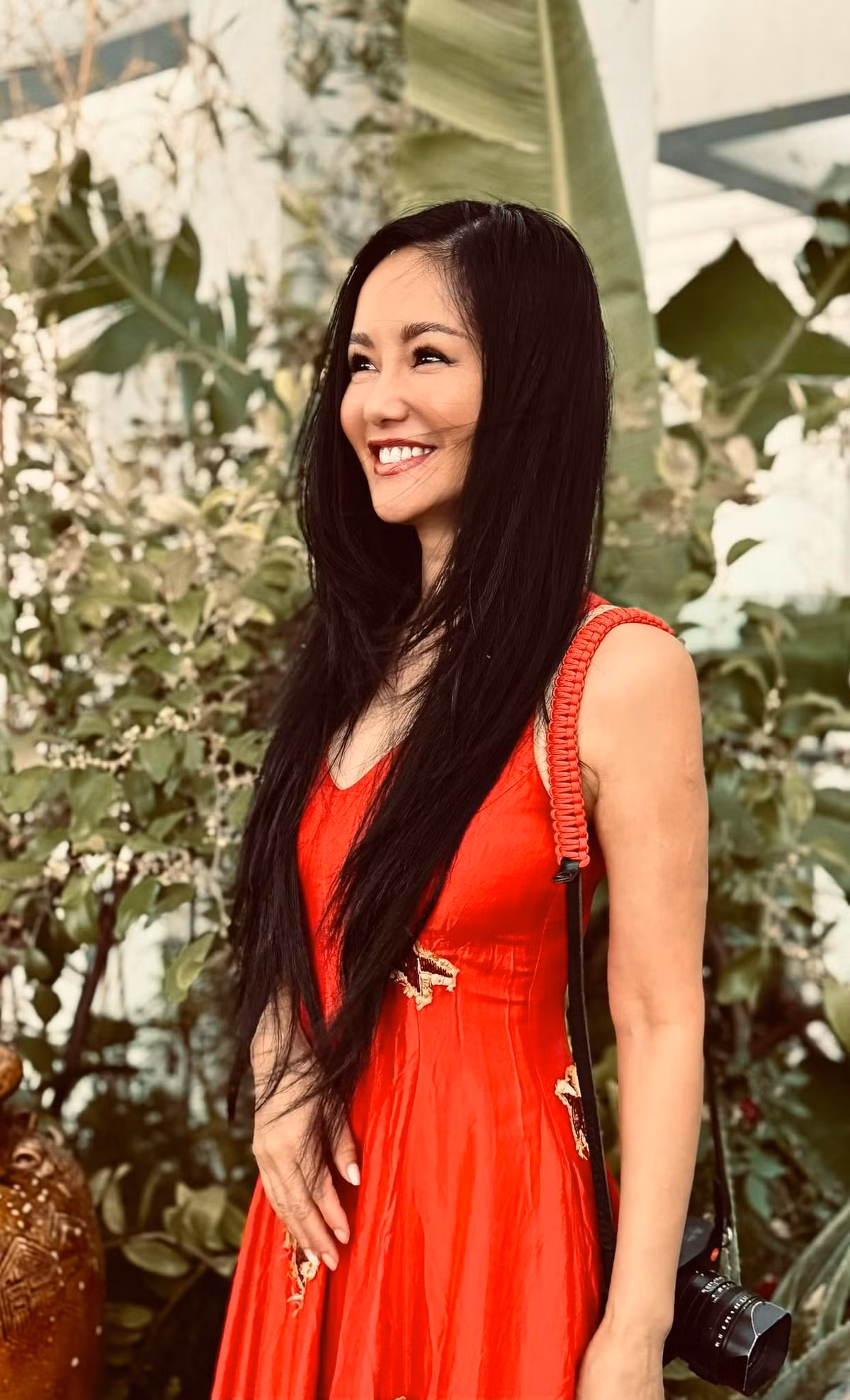 Diva Hồng Nhung tự hào diện lại chiếc đầm đỏ cũ cách đây gần 30 năm. Ảnh: FB Le Hong Nhung