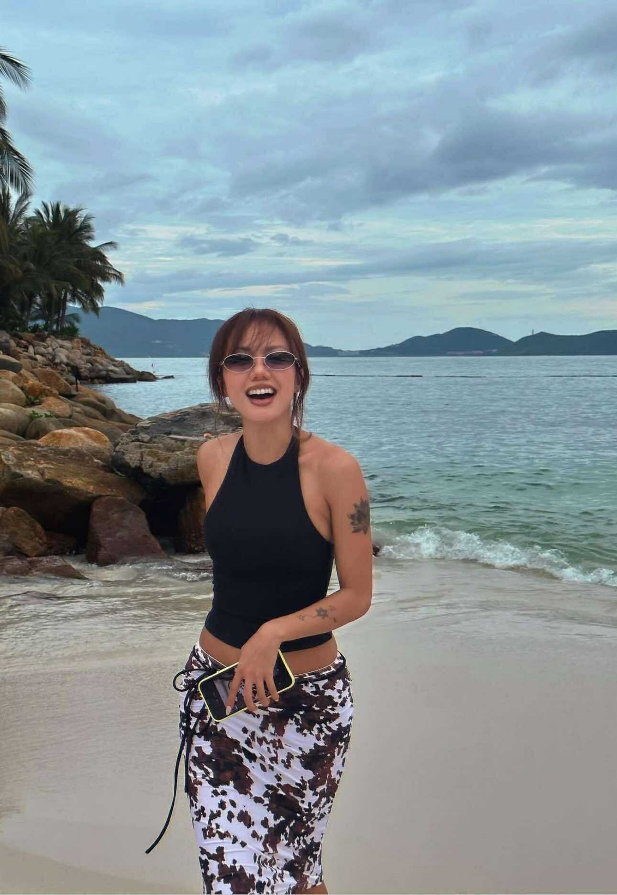 Một số fan còn hài hước cho rằng “Phương Ly dường như đang trẻ ra chứ không phải ở tuổi U40”.