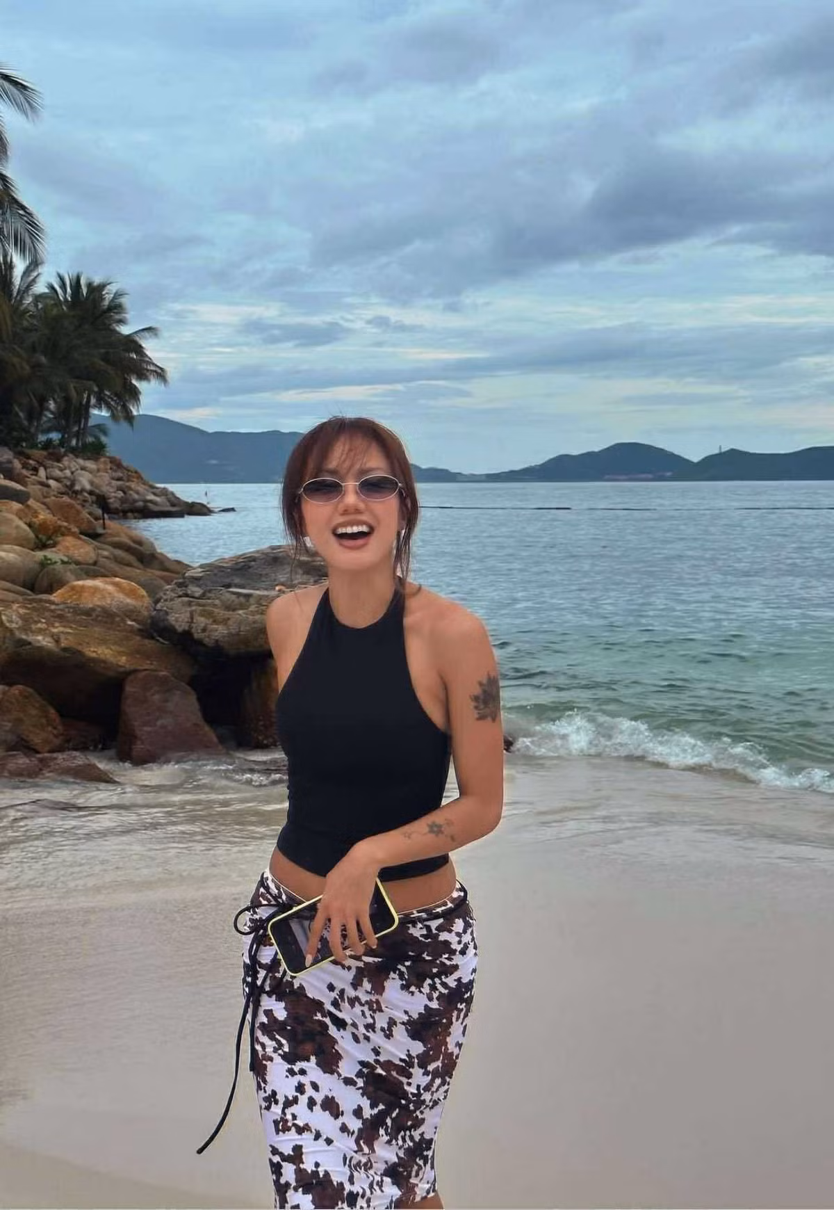 Một số fan còn hài hước cho rằng “Phương Ly dường như đang trẻ ra chứ không phải ở tuổi U40”.