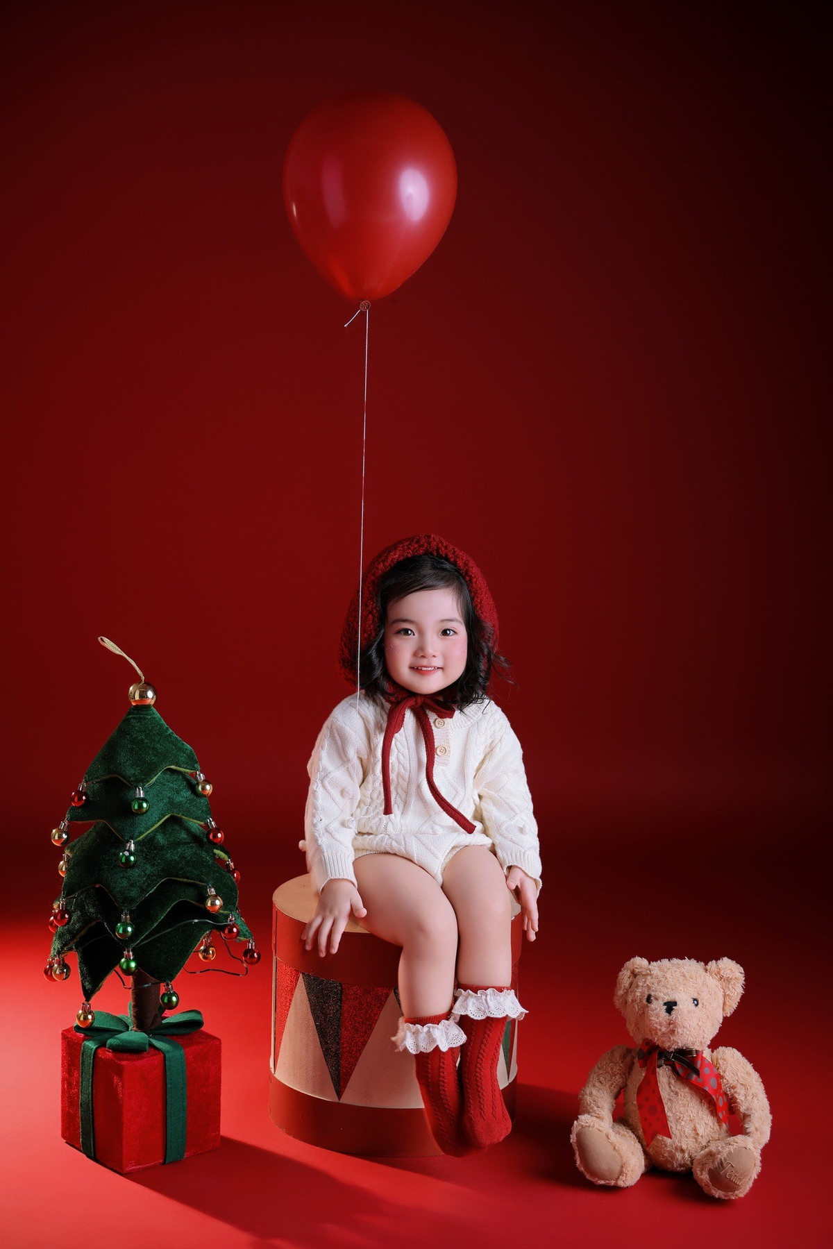 Mới đây, Khánh Thi và Phan Hiển đăng tải bộ ảnh đón Giáng sinh của con gái út Lisa (tên thật Thùy Linh).