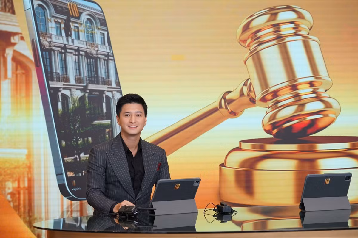 Diễn viên Huỳnh Anh tham dự một chương trình livestream về bất động sản. Ảnh: FB Huỳnh Anh