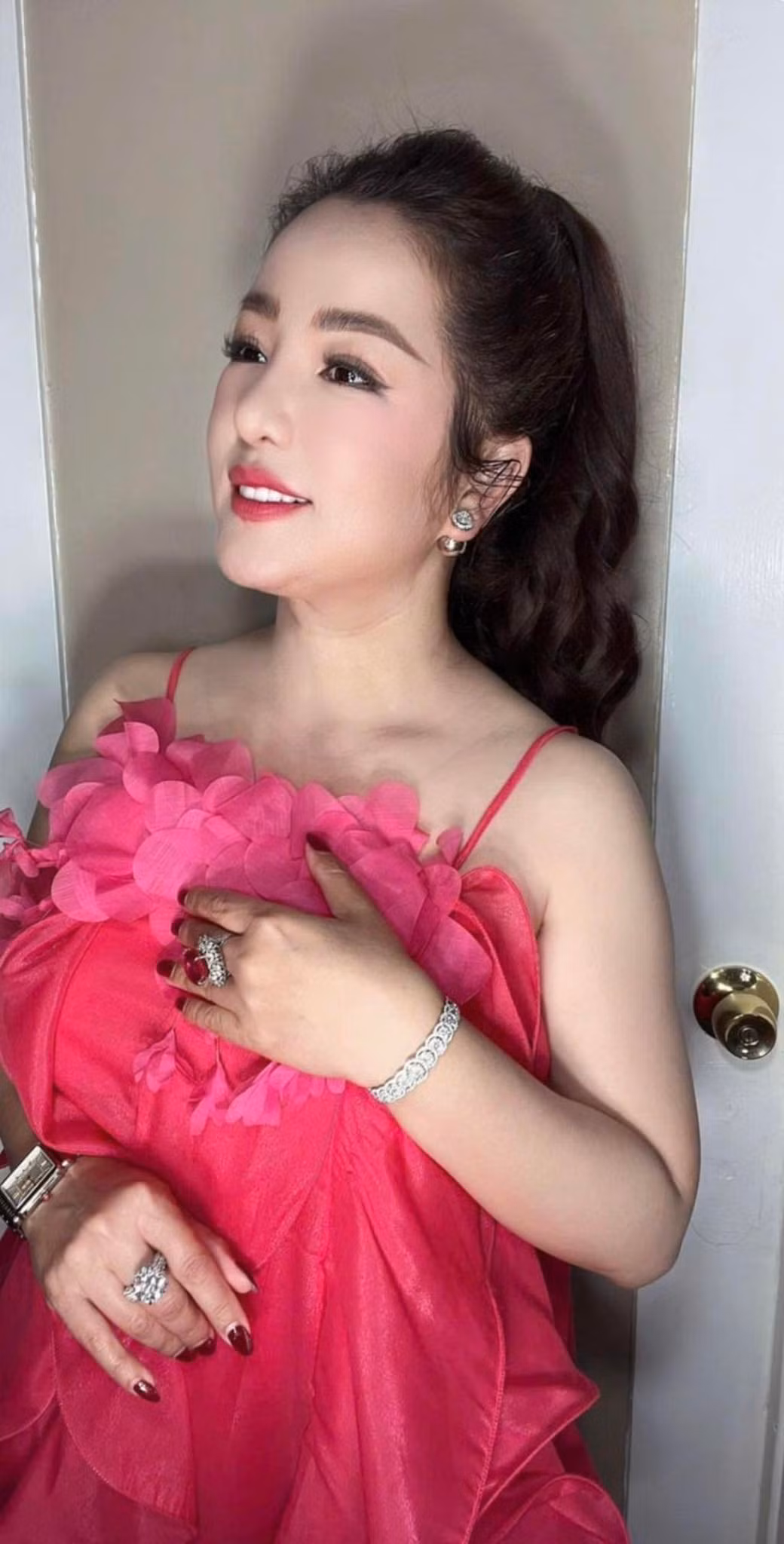 Danh hài Thuý Nga dí dỏm nói về chuyện lấy chồng: "Nay mặc áo hồng. Mai sẽ lấy chồng". Ảnh: FB Trần Thuý Nga