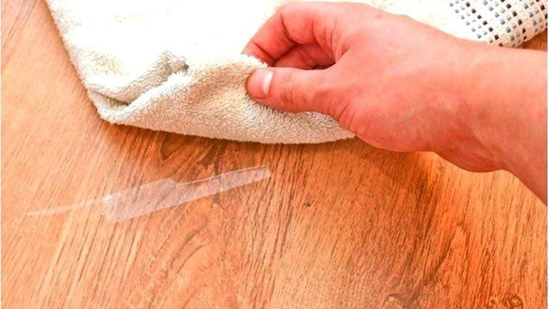Nếu xử lý không đúng cách, bề mặt có thể bị trầy xước hoặc loang màu. Dưới đây là những mẹo đơn giản, dễ thực hiện tại nhà giúp bạn loại bỏ vết keo nhanh chóng mà vẫn đảm bảo an toàn cho đồ dùng.