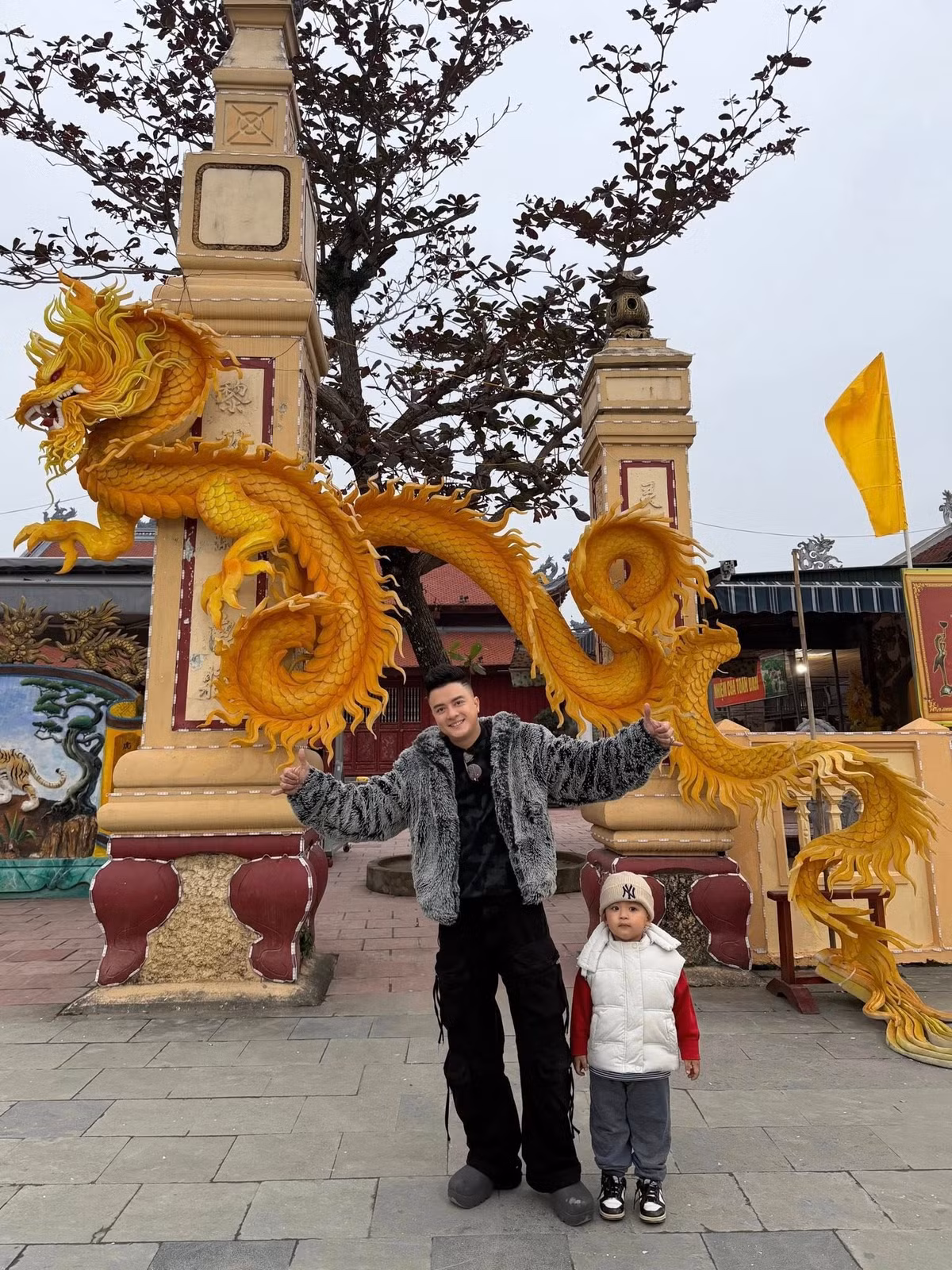 Cao Thái Sơn đưa con trai đi du lịch, tham quan đền thờ Ông Hoàng Mười ở Nghệ An. Ảnh: FB Cao Thái Sơn