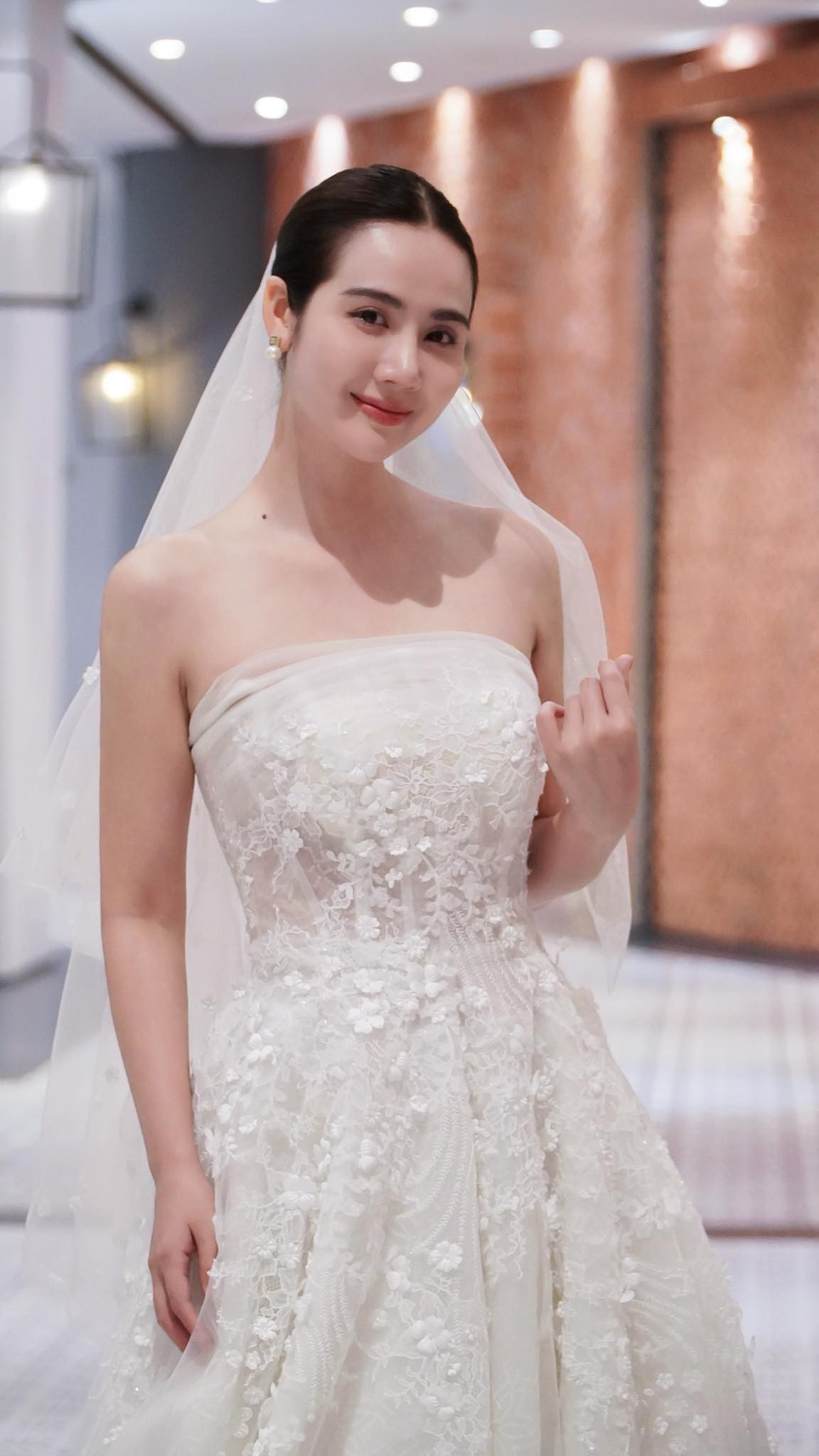 Tin tức sao Việt 2/1: Diễn viên Phan Minh Huyền xinh đẹp khi diện váy cưới. Ảnh: FB Huyền Lizzie