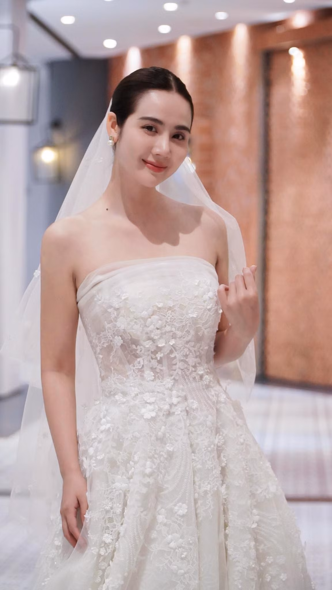 Tin tức sao Việt 2/1: Diễn viên Phan Minh Huyền xinh đẹp khi diện váy cưới. Ảnh: FB Huyền Lizzie