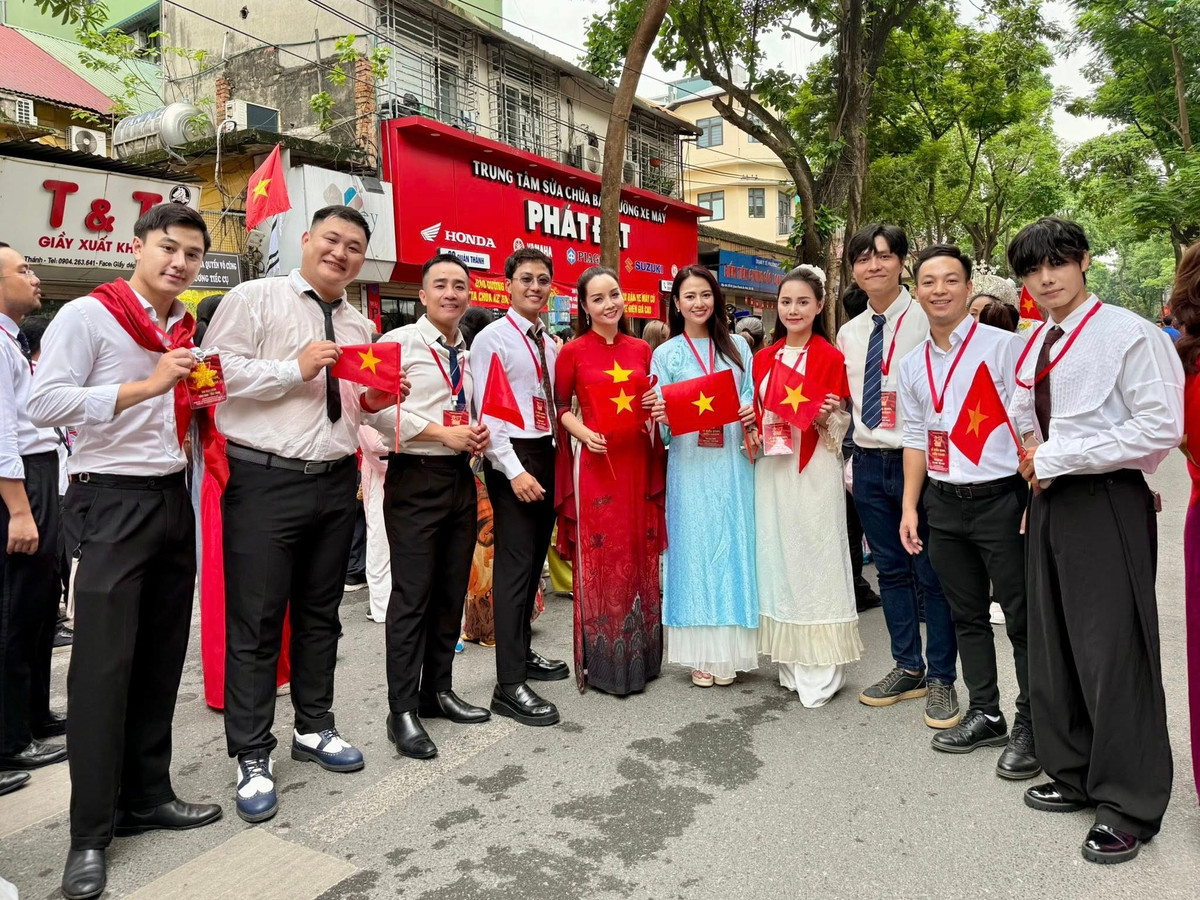 Dàn nghệ sĩ rạng rỡ hợp luyện mừng Quốc khánh. Ảnh: FB Mai Thu Huyen