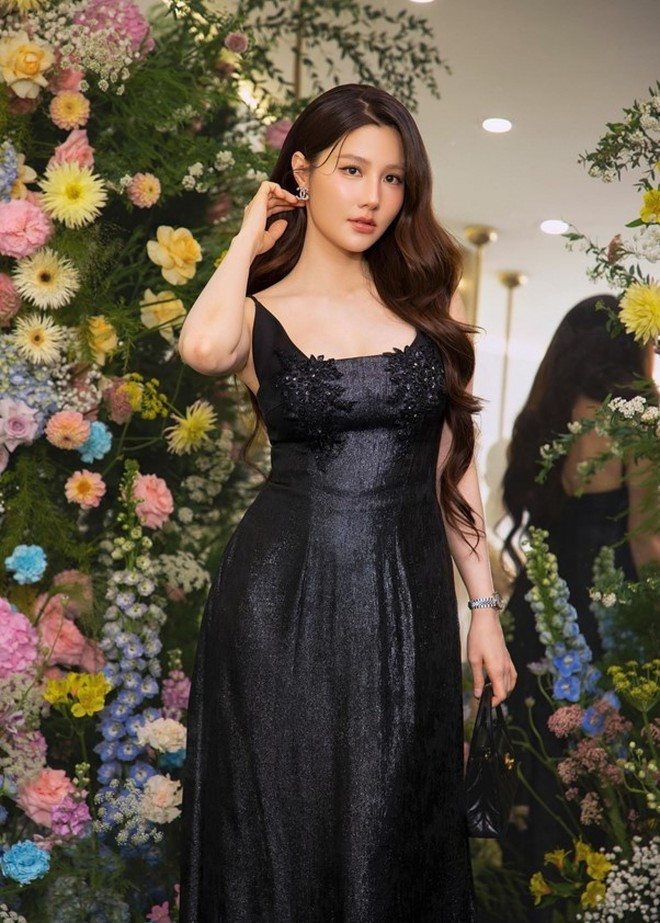 Dù cuộc sống bận rộn hơn trước, Diễm My từng chia sẻ rằng cô và chồng vẫn duy trì những thói quen nhỏ để giữ lửa hôn nhân. Cả hai thường cùng nhau xem phim, sắp xếp những buổi hẹn hò riêng, trò chuyện để thấu hiểu và đồng hành cùng nhau trong mọi giai đoạn.