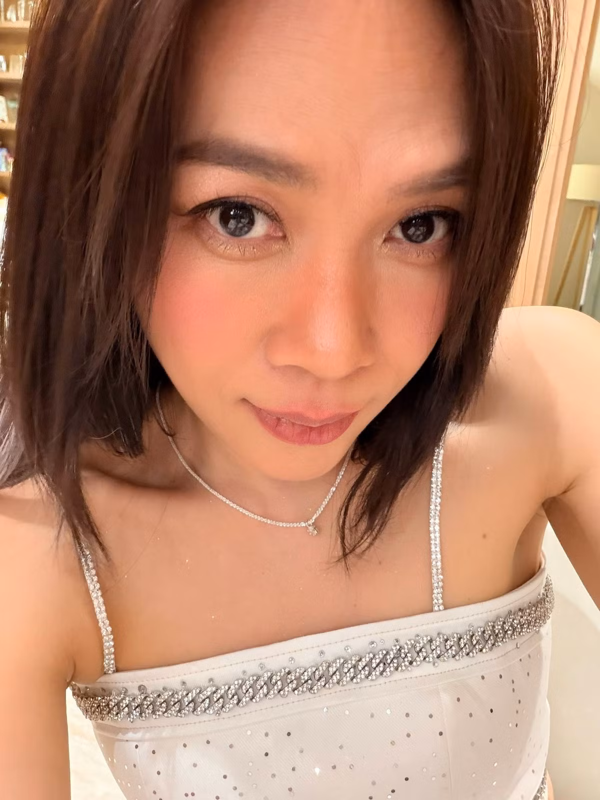 Trong loạt ảnh selfie mới được đăng tải, giọng ca Họa Mi Tóc Nâu xuất hiện với làn da mịn màng, gương mặt tươi tắn và ánh mắt dịu dàng nhưng đầy cuốn hút.