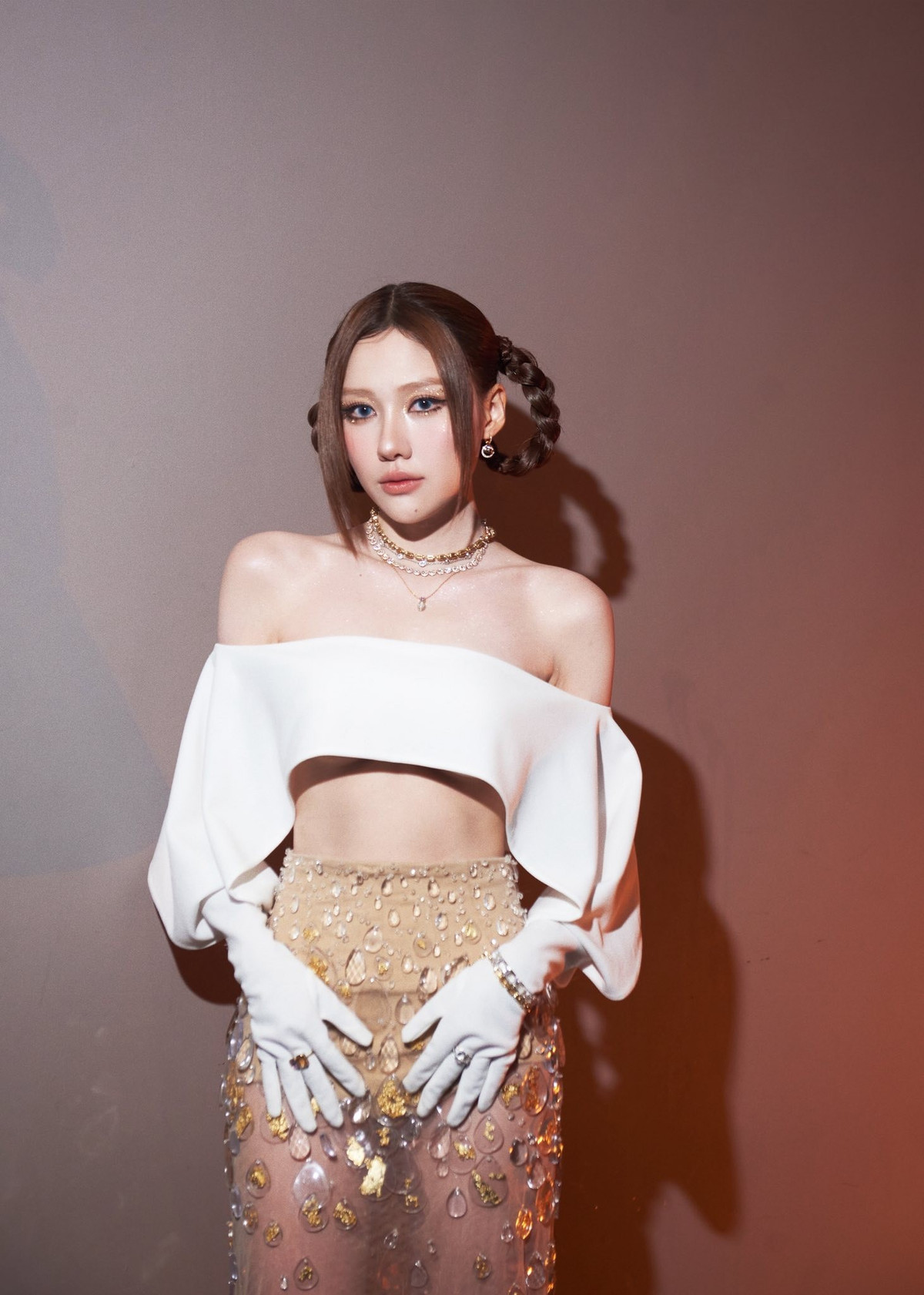 Mỗi lần xuất hiện, nữ diễn viên đều biết cách biến hóa đa dạng, từ năng động, cá tính đến dịu dàng, thanh lịch.