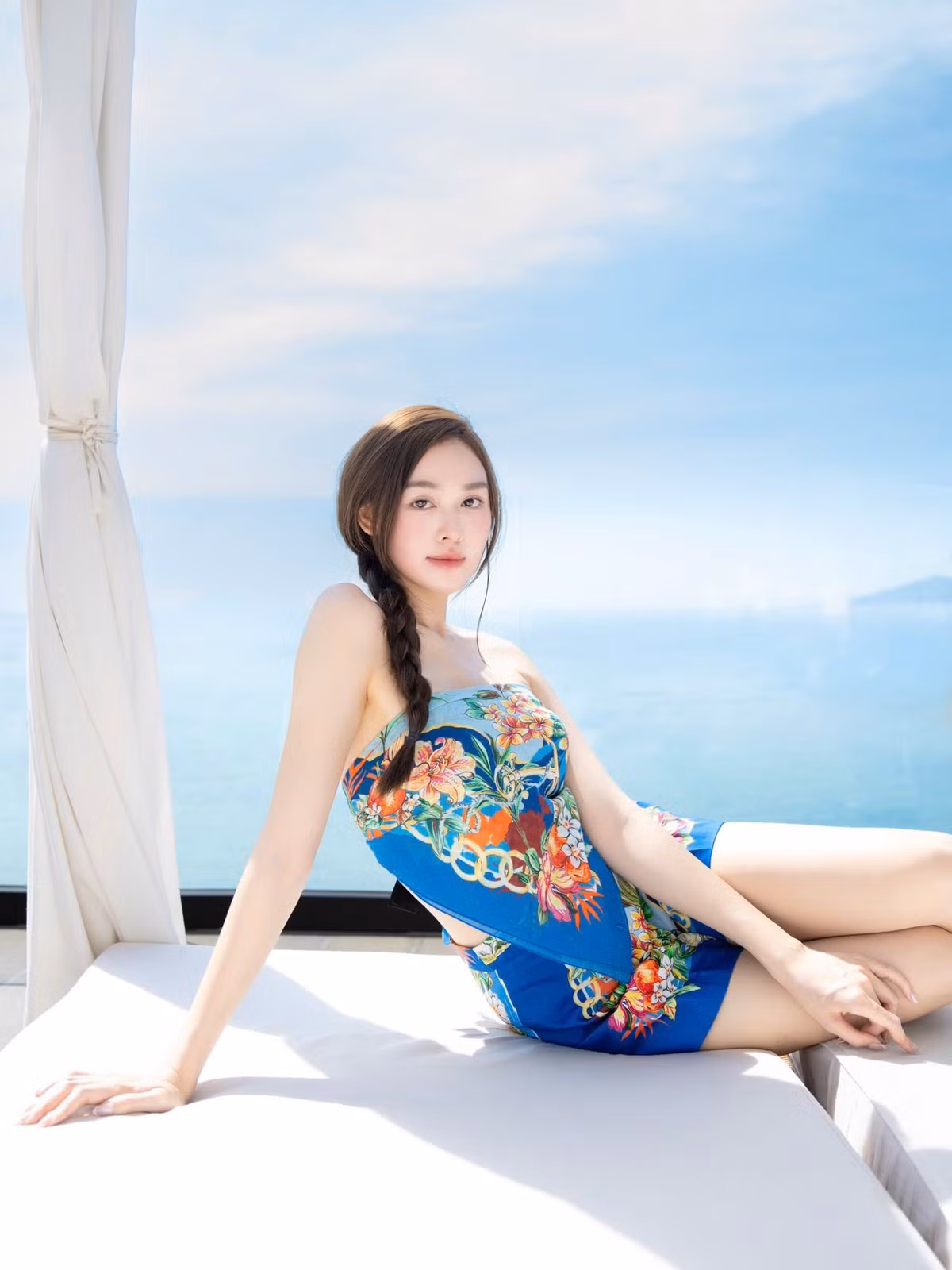 Sau khi lấy chồng, sinh con, cô vẫn đều đặn xuất hiện ở các sự kiện, làm mẫu ảnh, là khuôn mặt được nhiều nhãn hàng lựa chọn. Tường San thỉnh thoảng còn trở lại sàn diễn thời trang, chứng minh phong độ mẹ bỉm không hề bị giảm sút. Ảnh: FB Nguyễn Tường San