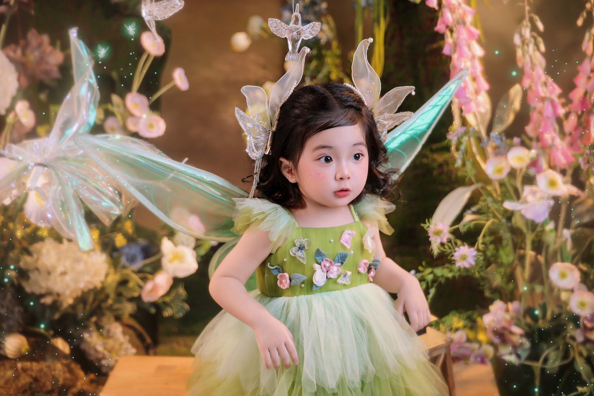 Đa số khán giả không ngớt lời khen Lisa “xinh như thiên thần”, sở hữu nét đẹp hài hòa từ cả bố lẫn mẹ.