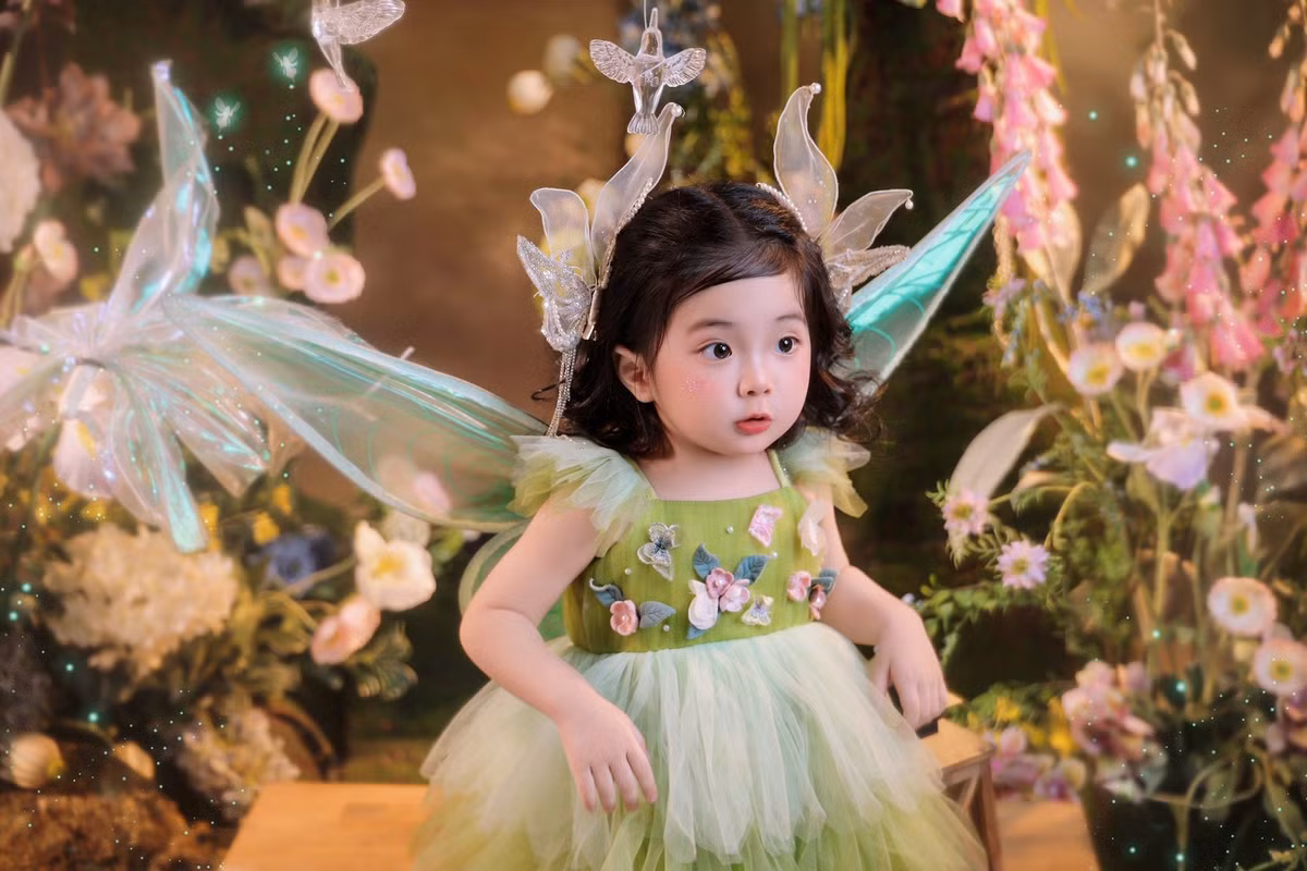 Đa số khán giả không ngớt lời khen Lisa “xinh như thiên thần”, sở hữu nét đẹp hài hòa từ cả bố lẫn mẹ.