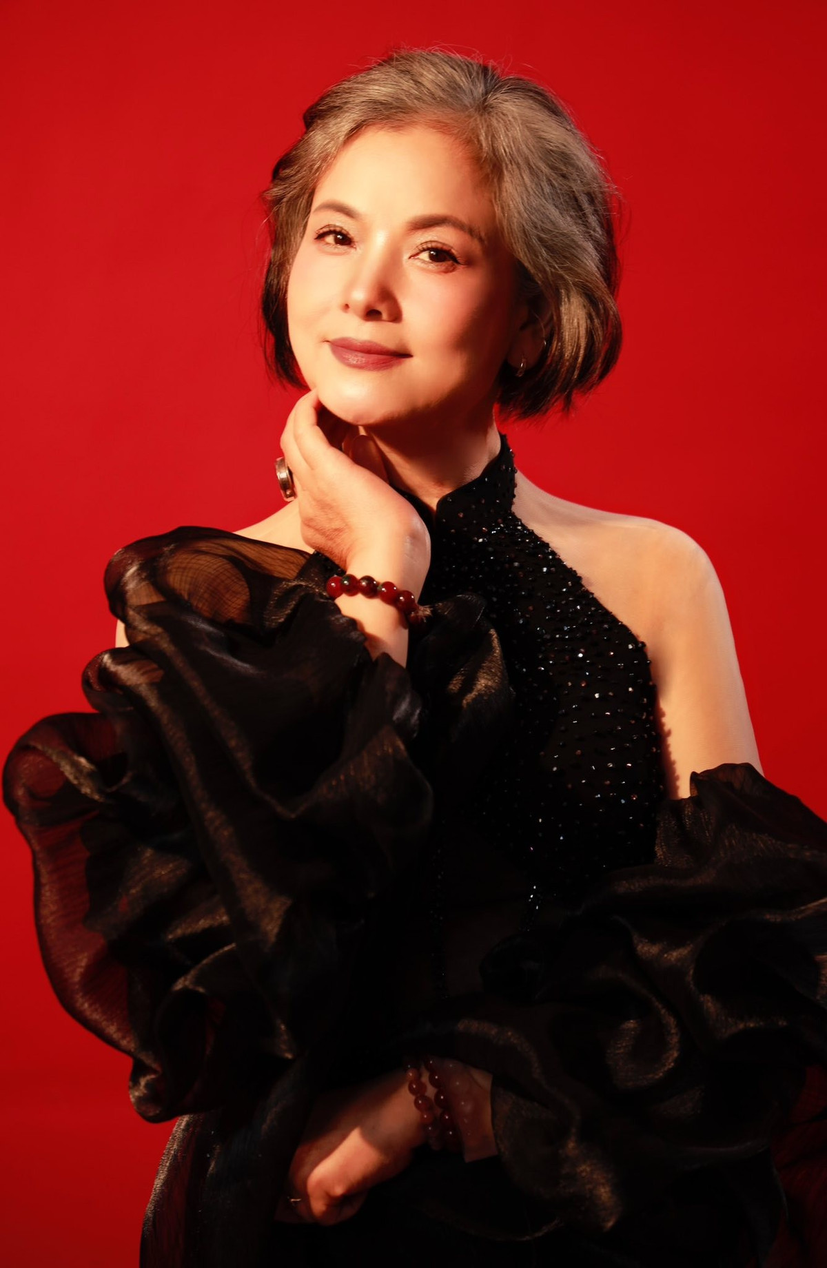 Tin tức sao Việt 3/10: NSND Thu Quế không ngại để tóc bạc ở tuổi 56. Ảnh: FB Quế Thu