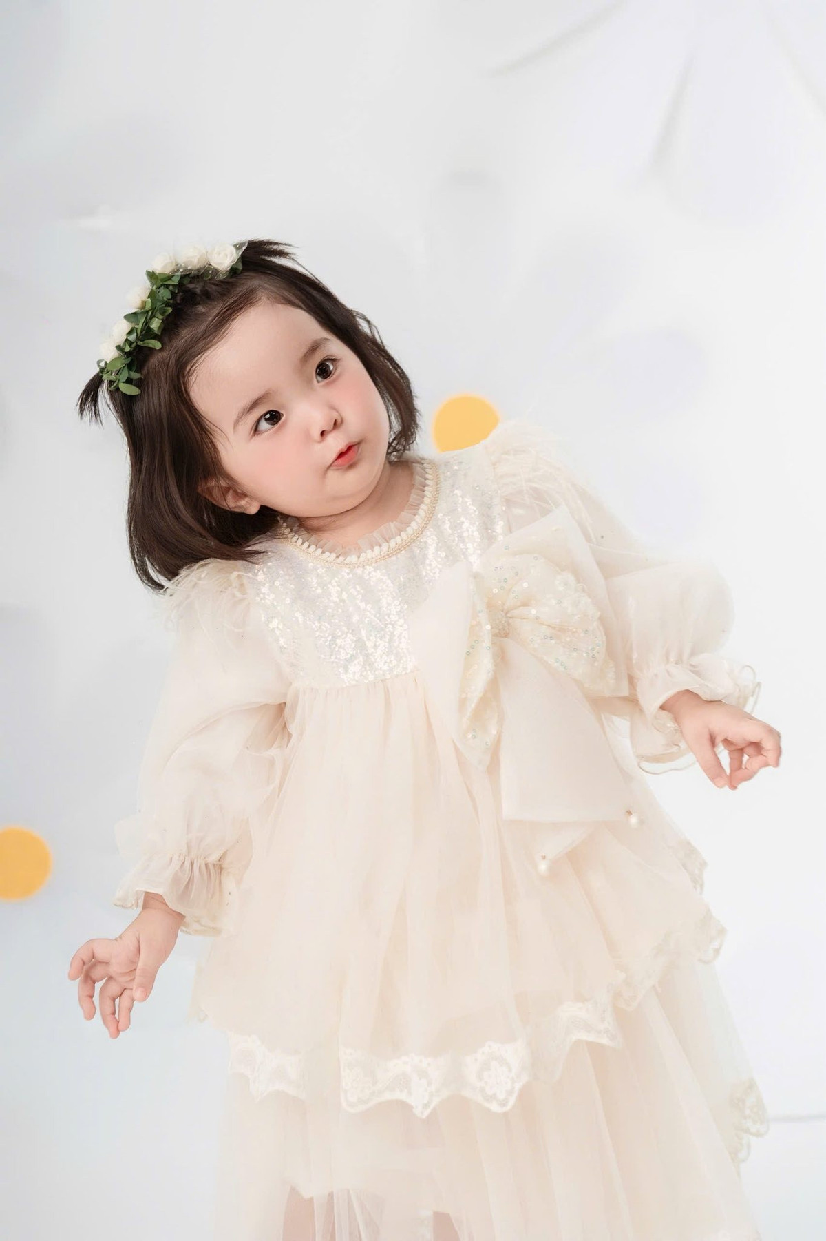 Dù bị nhiều người trêu “đẻ thuê”, Khánh Thi khẳng định cô không buồn mà ngược lại còn thấy hạnh phúc. Bởi lẽ ngoài những nét giống hệt bên nội, con gái út cũng thừa hưởng nhiều tính cách, sự dí dỏm và năng lượng tích cực từ mẹ.