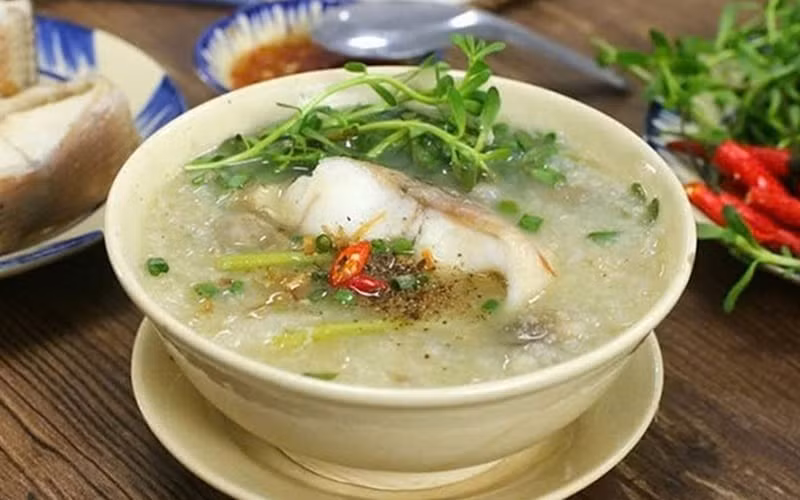 Cháo ám có nguồn gốc từ làng biển Trà Cổ, thuộc thành phố Móng Cái (Quảng Ninh) – vùng đất nổi tiếng với nguồn hải sản phong phú và văn hóa ẩm thực cầu kỳ. Ban đầu, món ăn ra đời từ thói quen tận dụng nước luộc hải sản của ngư dân sau mỗi chuyến ra khơi, sau đó dần được hoàn thiện và trở thành đặc sản địa phương.