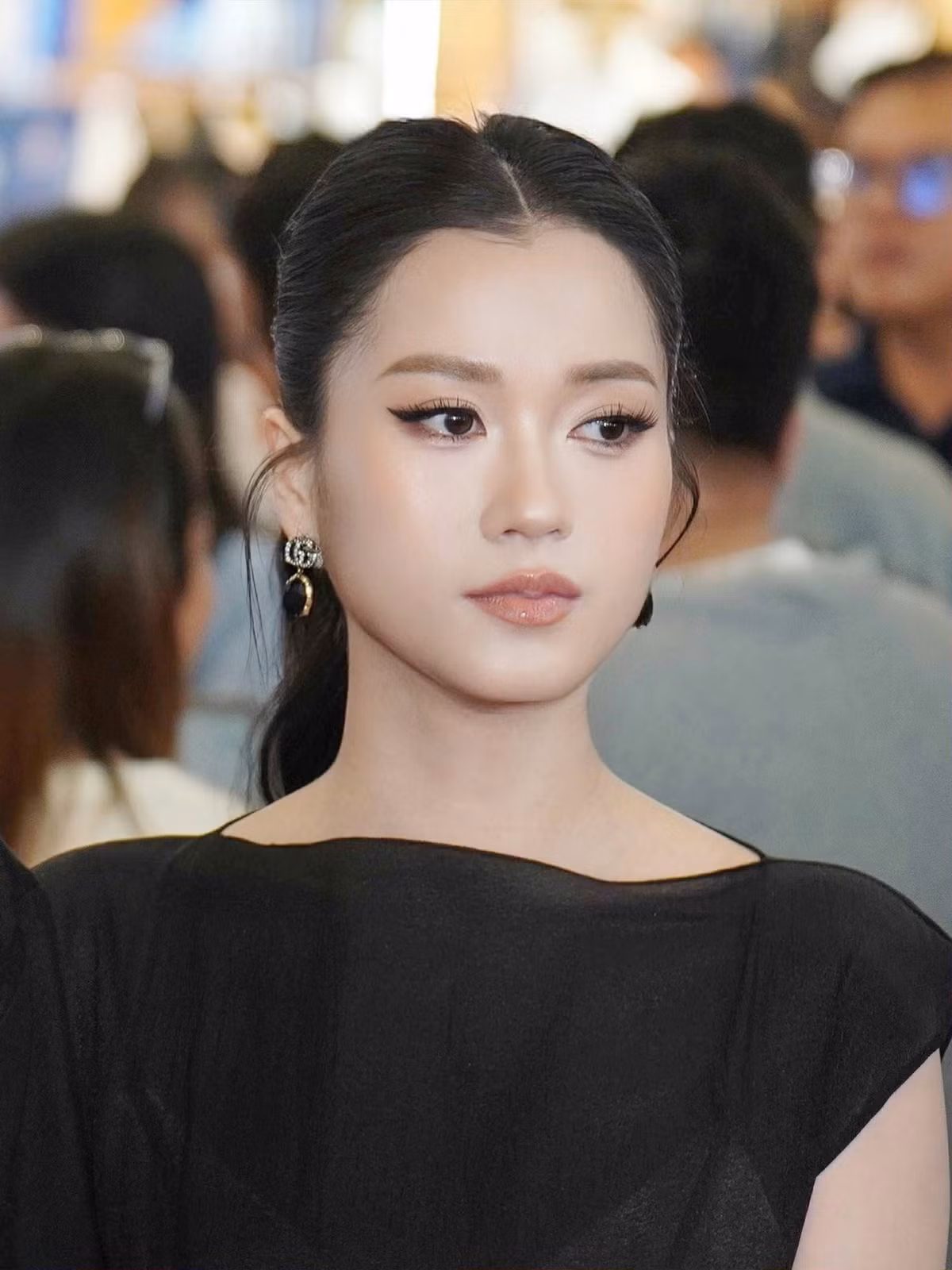 Nhiều người thấy hình ảnh mới nhất của cô đã cho rằng từ giờ, sự hài hước của Lâm Vỹ Dạ đã không còn tác dụng khi cô đã trở nên xinh đẹp, quyến rũ không thua kém gì các mỹ nhân Vbiz.