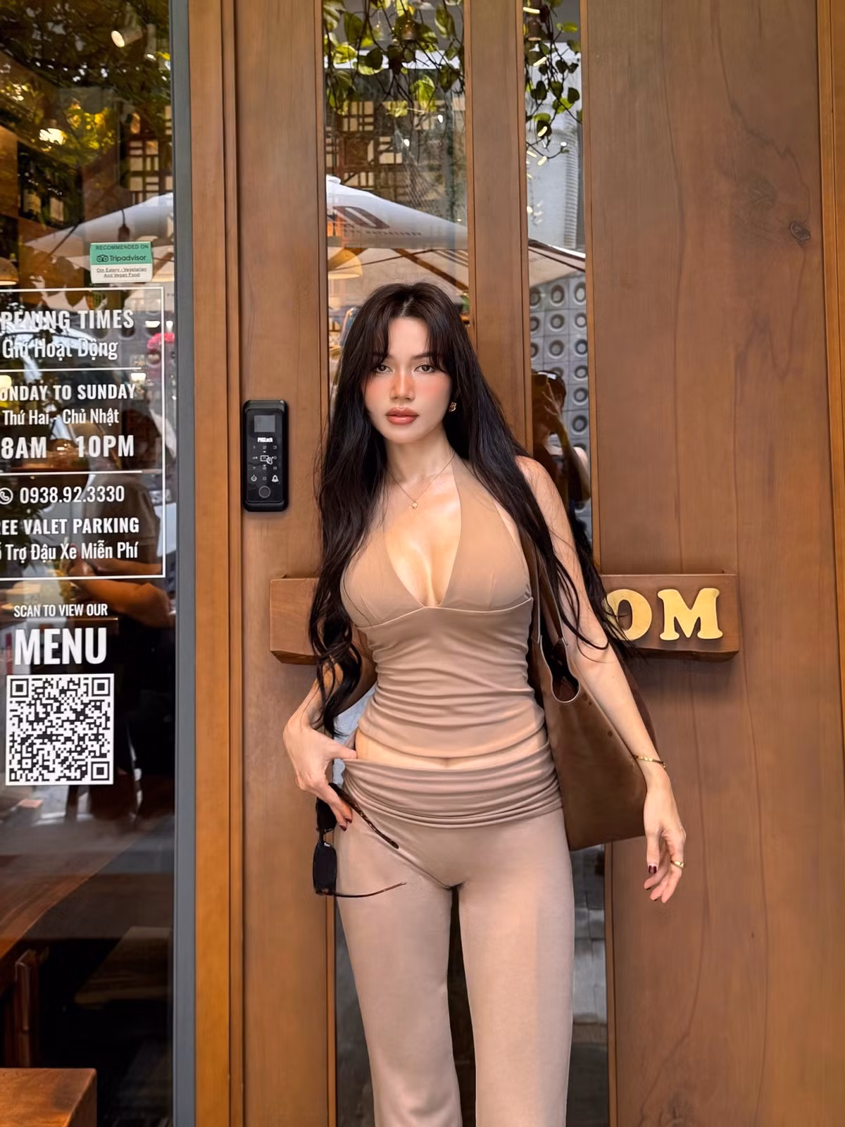 Xuất hiện trong bộ cánh tone nâu ôm sát, Sĩ Thanh nhanh chóng trở thành tâm điểm bởi vẻ ngoài quyến rũ.