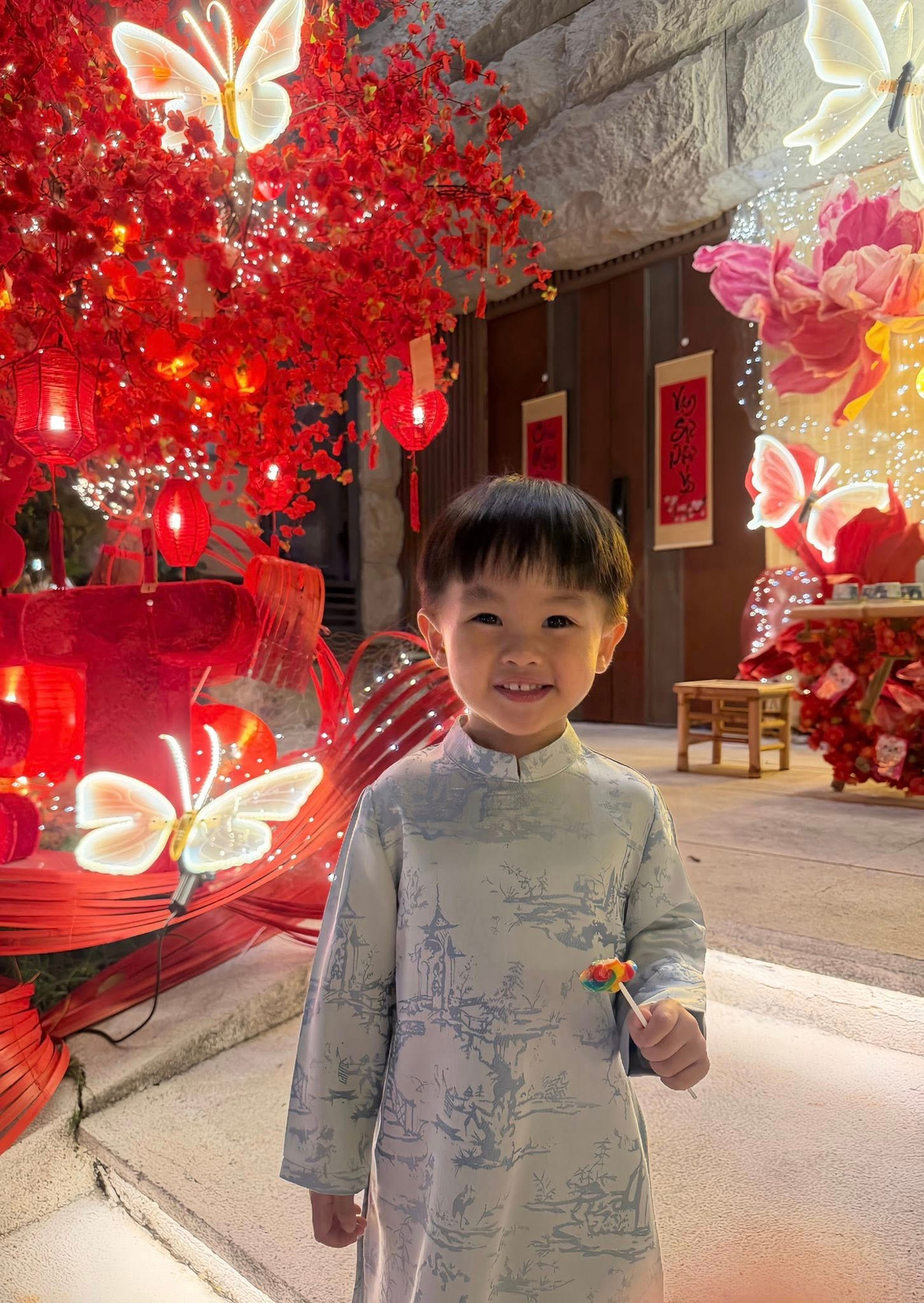 Không gian biệt thự của Đàm Thu Trang và Cường Đô La được trang trí công phu với dàn đèn gắn trên cây cùng nhiều tiểu cảnh Tết, khiến buổi tối trở nên lung linh, nổi bật.