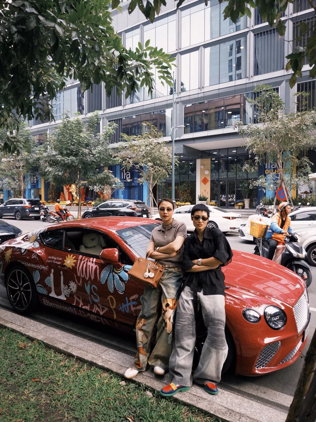 Đàm Thu Trang đưa bạn thân Pông Chuẩn dạo phố trên chiếc siêu xe được trang trí 'độc nhất vô nhị'. Ảnh: FB Đàm Thu Trang