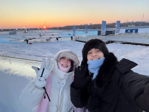 Vợ chồng Bình An - Phương Nga du lịch Cáp Nhĩ Tân. Ảnh: FB Nguyễn Bình An