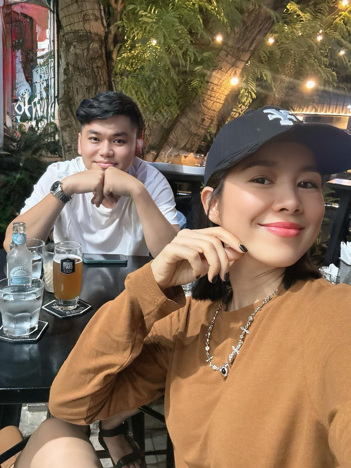 Diễn viên Lê Phương cùng chồng kém tuổi hẹn hò. Ảnh: FB Lê Phương