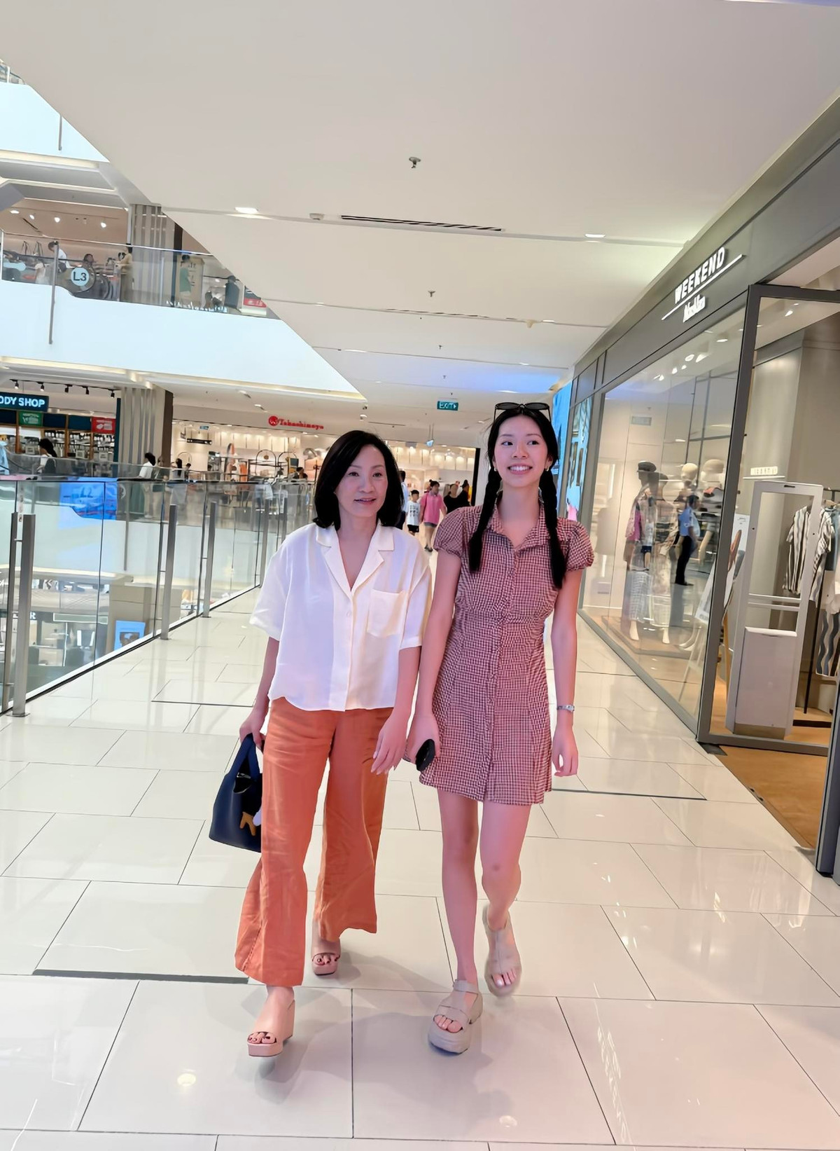 Hồng Đào dạo trung tâm thương mại cùng con gái. Ảnh: FB Hồng Đào