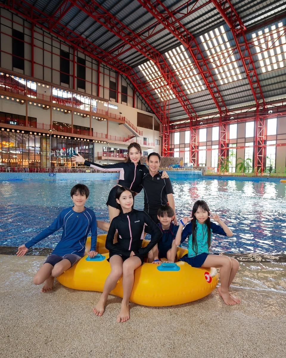 Vợ chồng Lý Hải - Minh Hà đưa các con đi du lịch Đà Nẵng. Ảnh: FB Ly Hai Minh Ha