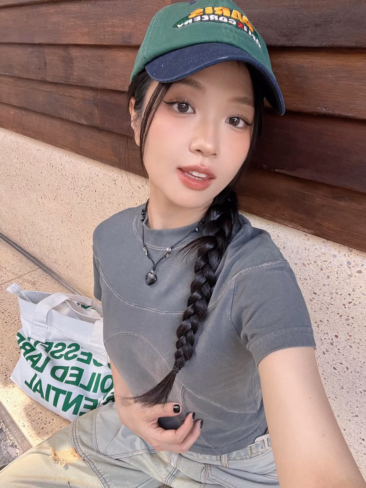 Cô thường lựa chọn những bộ váy nữ tính, gam màu pastel nhẹ nhàng hoặc những set đồ năng động, trẻ trung.