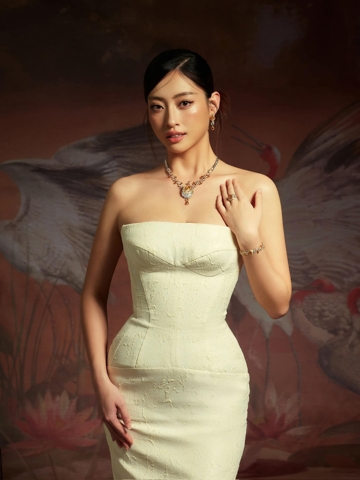 Hoa hậu Lương Thuỳ Linh khoe dáng đồng hồ cát trong bộ ảnh mới. Ảnh: FB Lương Thùy Linh