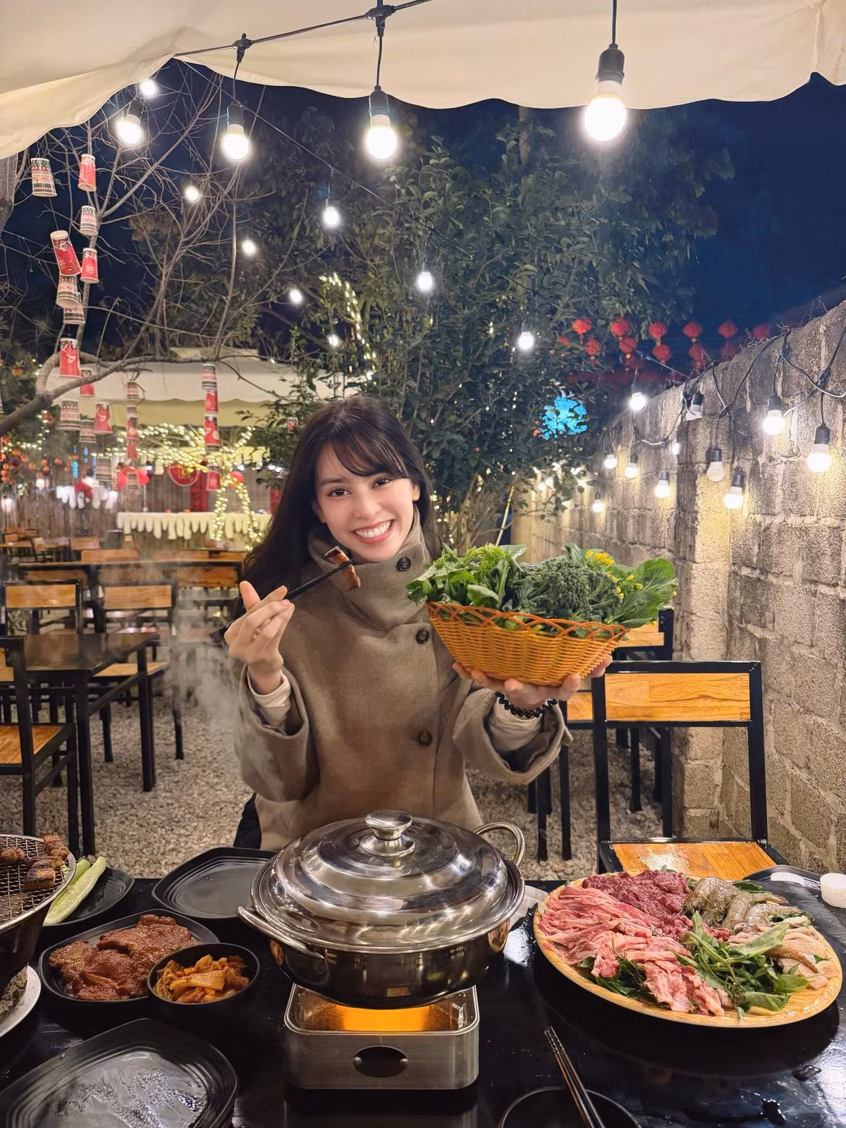 Hoa hậu Tiểu Vy ăn tối giữa trời mùa đông tại Mộc Châu. Ảnh: FB Trần Tiểu Vy