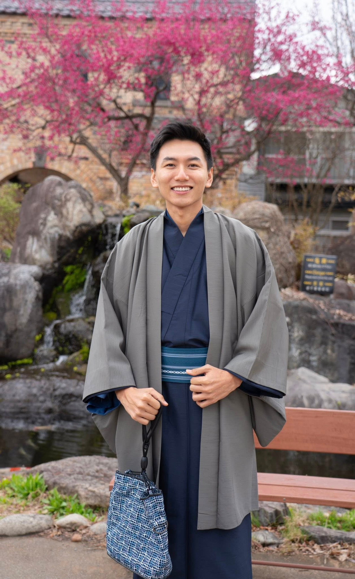 Anh cũng gây chú ý với những lần tương tác với người hâm mộ hay bình luận tích cực dưới các bài đăng người lạ trên mạng xã hội.