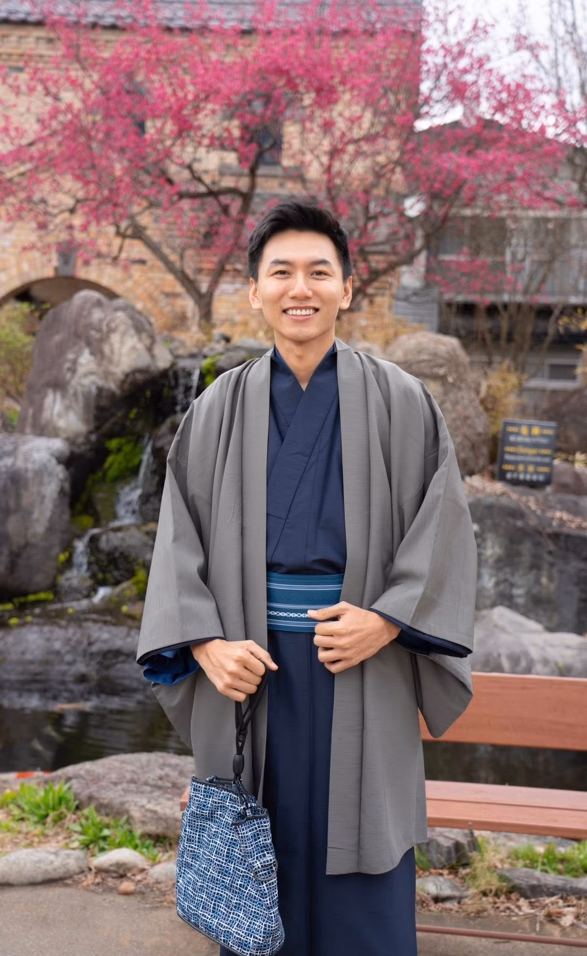 Anh cũng gây chú ý với những lần tương tác với người hâm mộ hay bình luận tích cực dưới các bài đăng người lạ trên mạng xã hội.