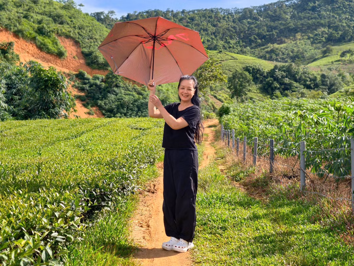 Nghệ sĩ Chiều Xuân chụp ảnh ở đồi chè Long Cốc. Ảnh: FB Nguyễn Thị Chiều Xuân