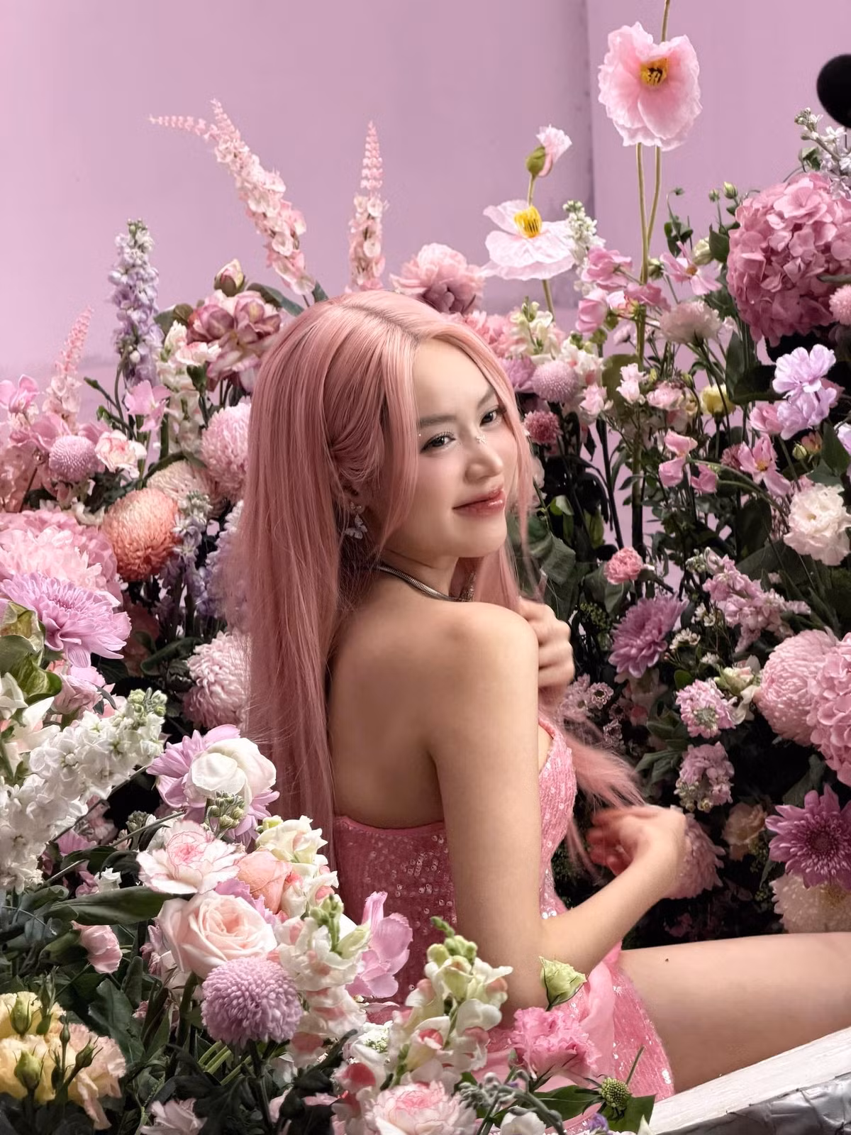 Trong bộ trang phục màu hồng ngọt ngào, Thanh Thuỷ được ví như một nàng búp bê Barbie ngoài đời thực.