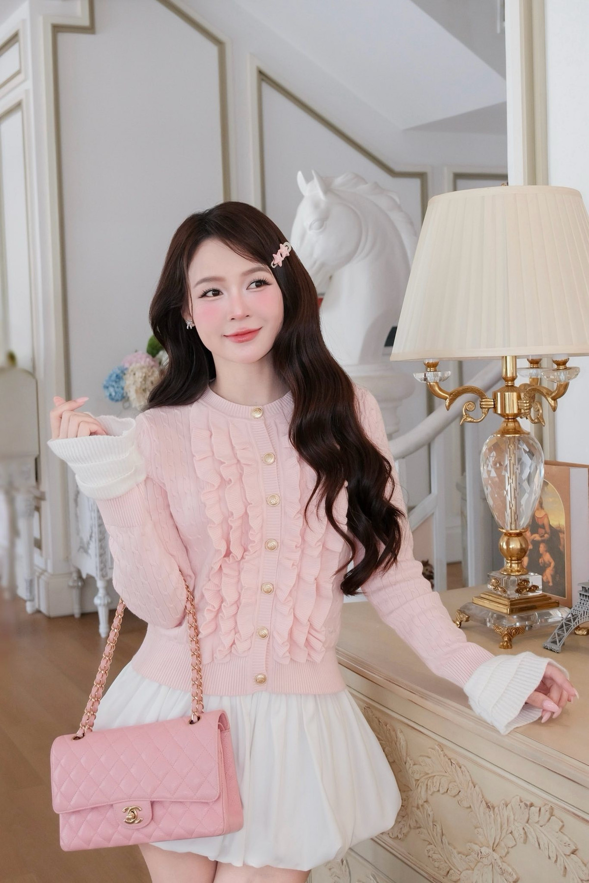 Dù hiện tại đã là bà mẹ của cặp song sinh đáng yêu và ở tuổi U40, Sam vẫn chứng minh nhan sắc như “bị thời gian bỏ quên”.