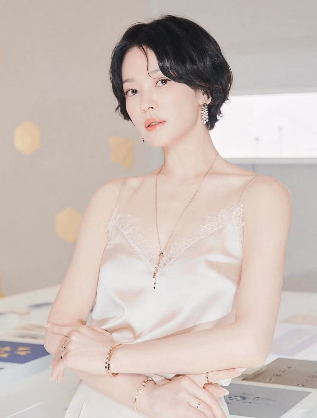 Thực tế, chính loạt ảnh “cam thường” chụp vội bằng iPhone dưới ánh sáng vàng vọt ấy lại trở thành minh chứng thuyết phục nhất cho nhan sắc không góc chết của Song Hye Kyo.