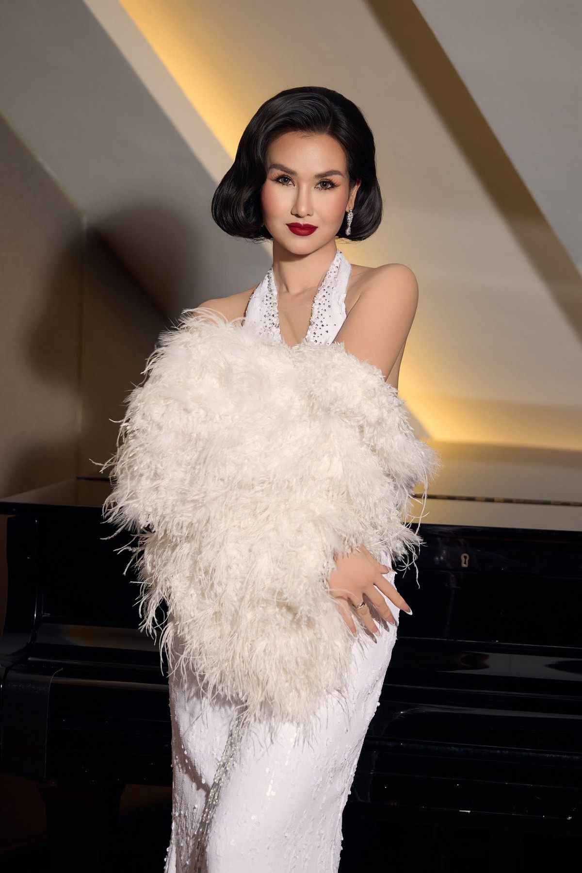 Ca sĩ Võ Hạ Trâm chụp bộ ảnh phong cách quý cô cổ điển. Ảnh: FB Võ Hạ Trâm