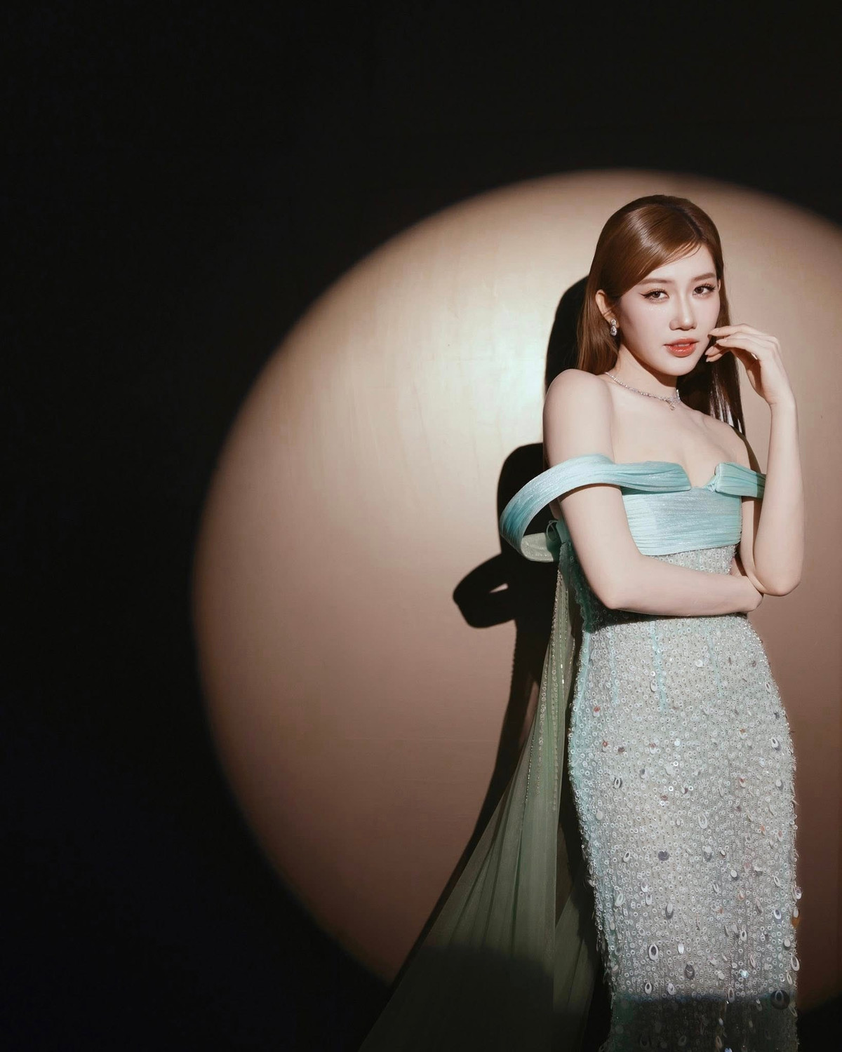 Ở tuổi 35, Thúy Ngân được nhận xét ngày càng rạng rỡ. So với thời điểm mới vào nghề, nhan sắc của cô có sự “lột xác” rõ rệt, toát lên vẻ chín muồi, mặn mà nhưng vẫn giữ được nét tươi trẻ.